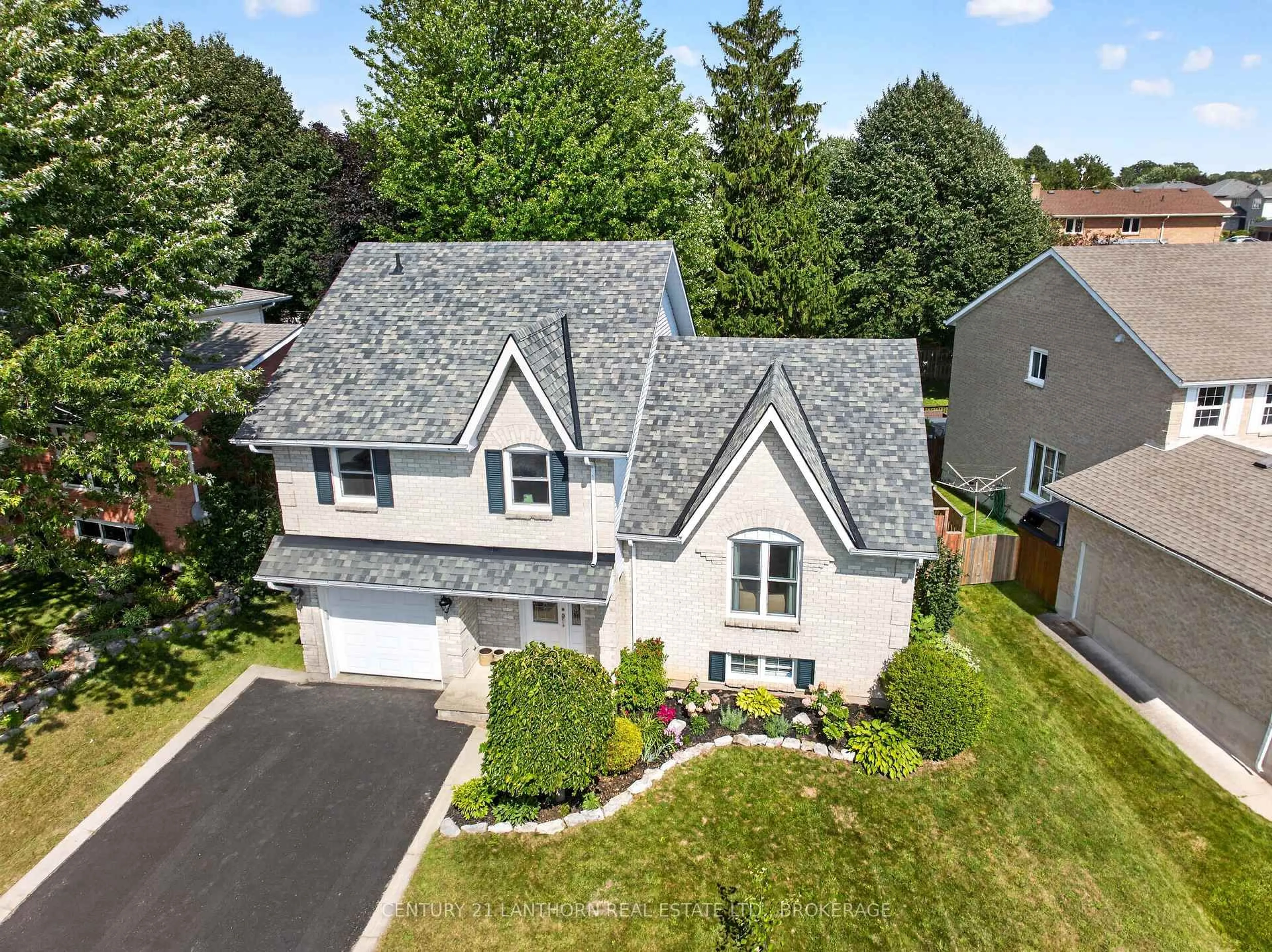 A pic from outside/outdoor area/front of a property/back of a property/a pic from drone, street for 1006 Dillingham St, Kingston Ontario K7P 2P4