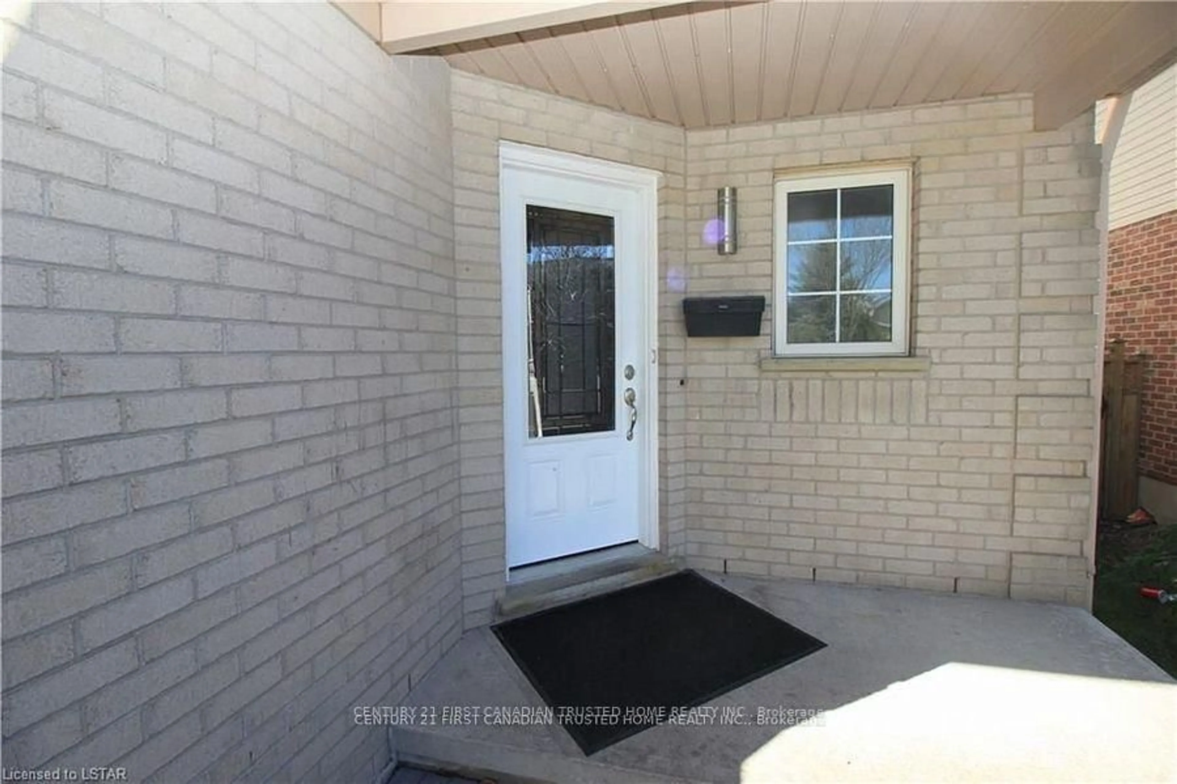 Indoor entryway for 199 Emerald Rd, London South Ontario N6B 2V3