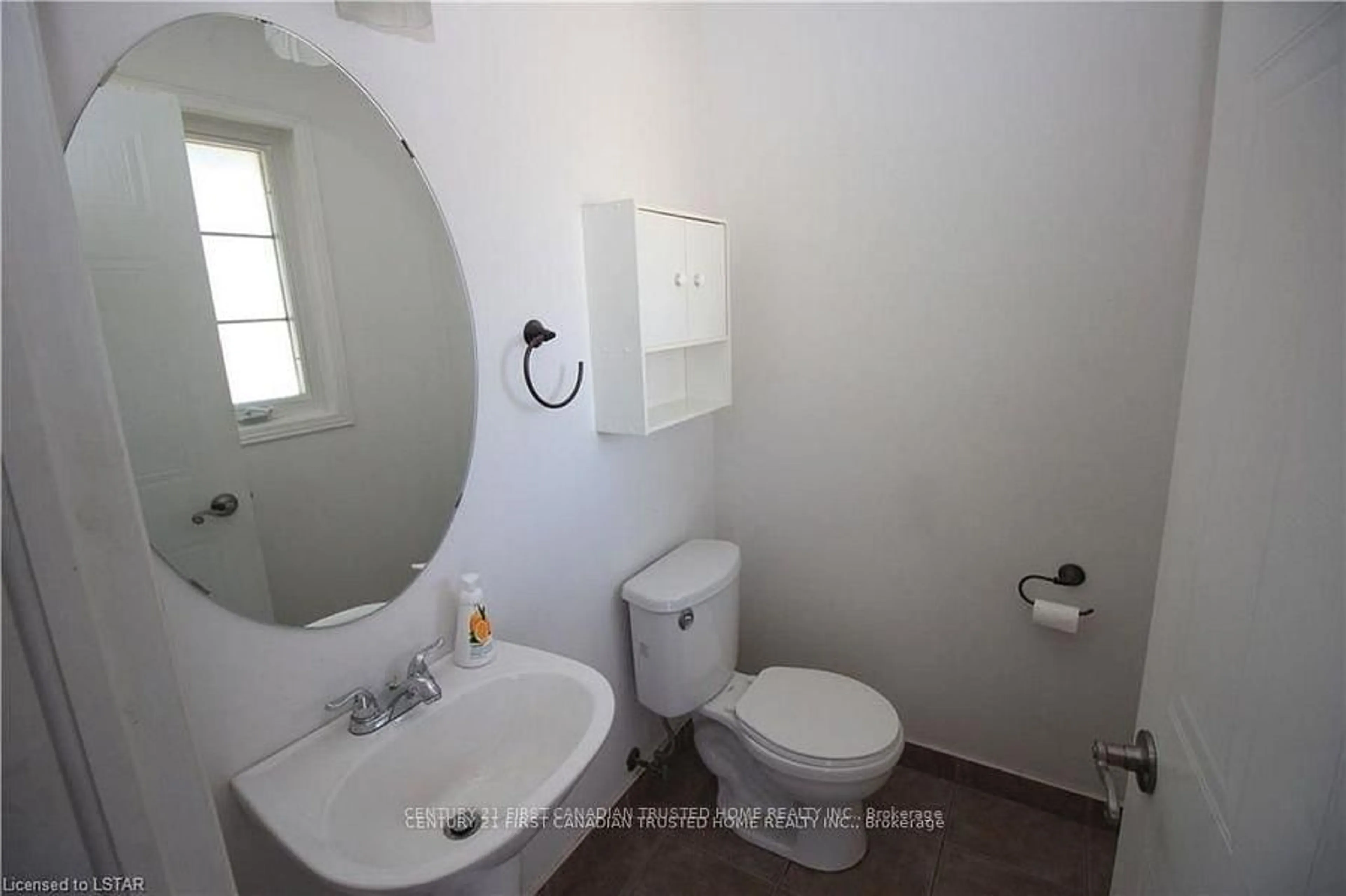 Standard bathroom, ceramic/tile floor for 199 Emerald Rd, London South Ontario N6B 2V3