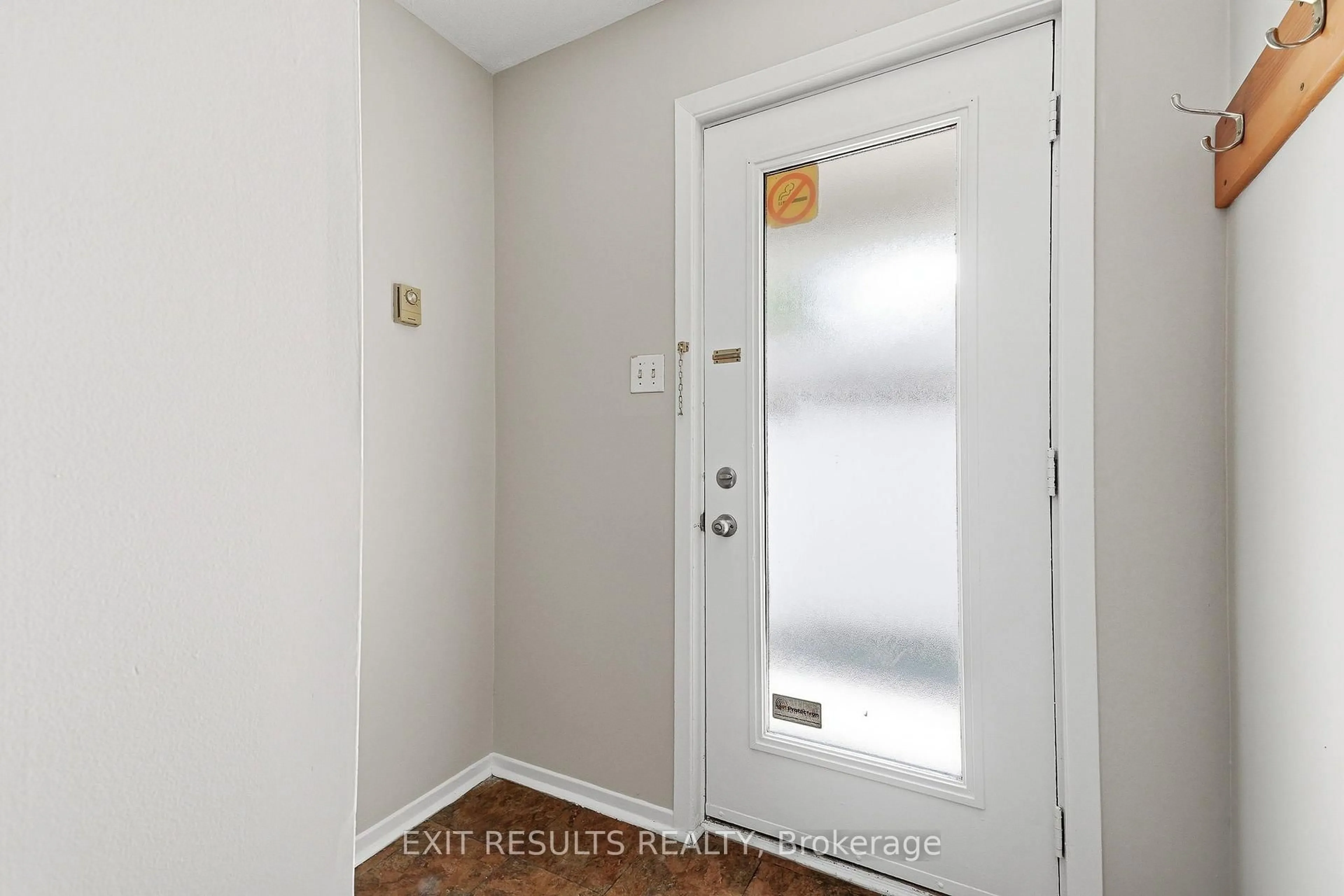 Indoor entryway for 1035 - J Cummings Ave #13, Ottawa Ontario K1J 9K6