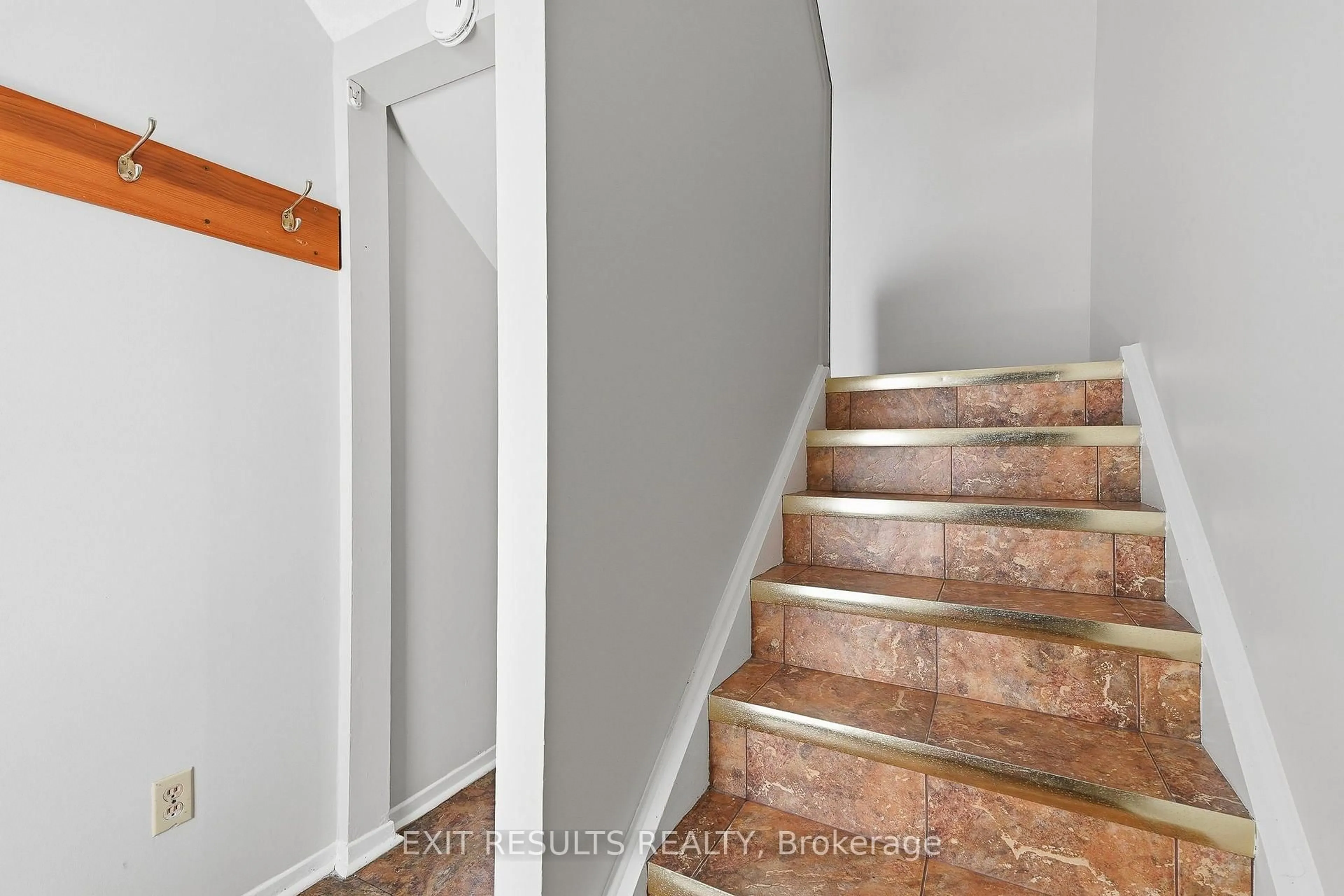 Stairs for 1035 - J Cummings Ave #13, Ottawa Ontario K1J 9K6