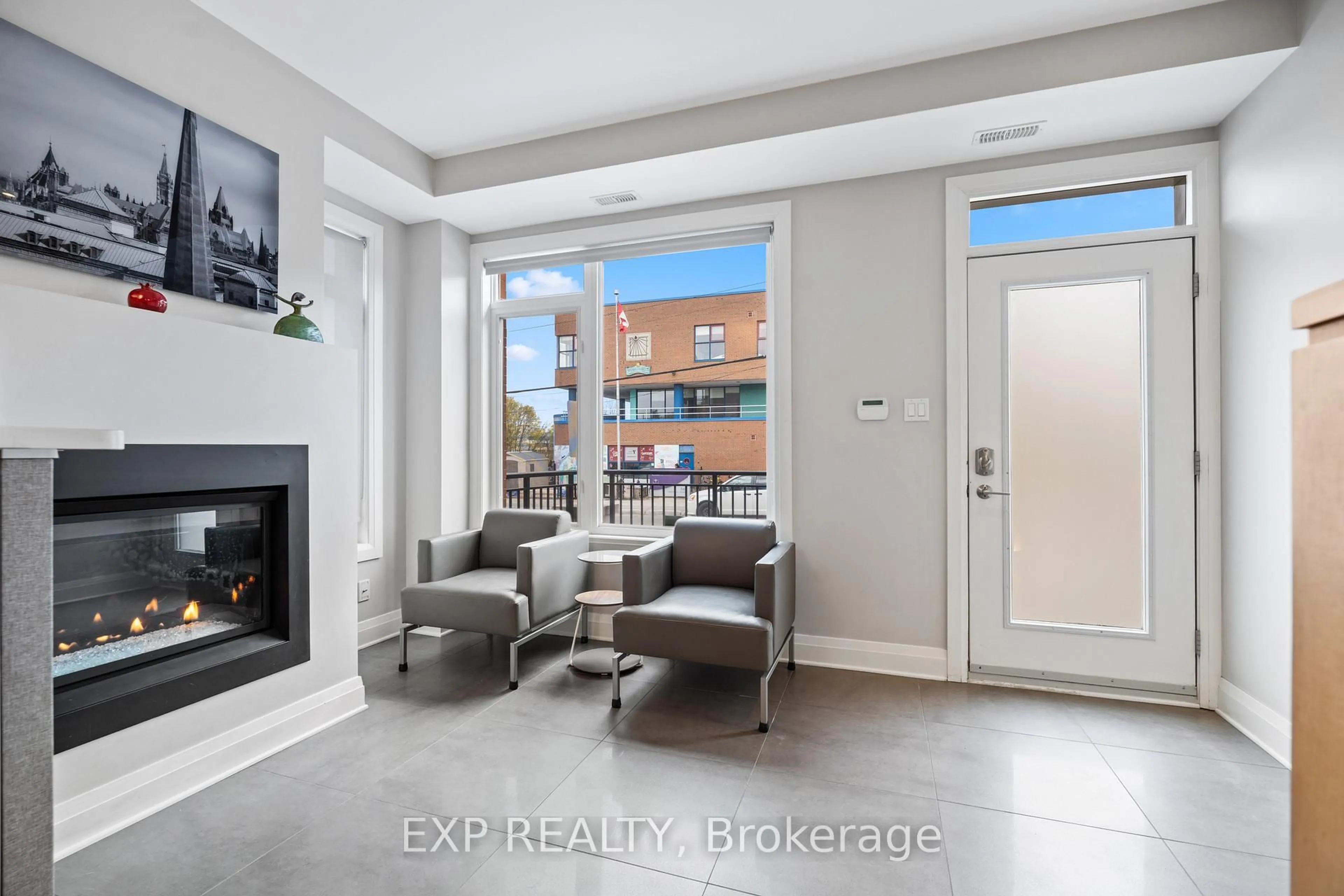 Indoor entryway for 360 Ravenhill Ave, Ottawa Ontario K2A 1S5