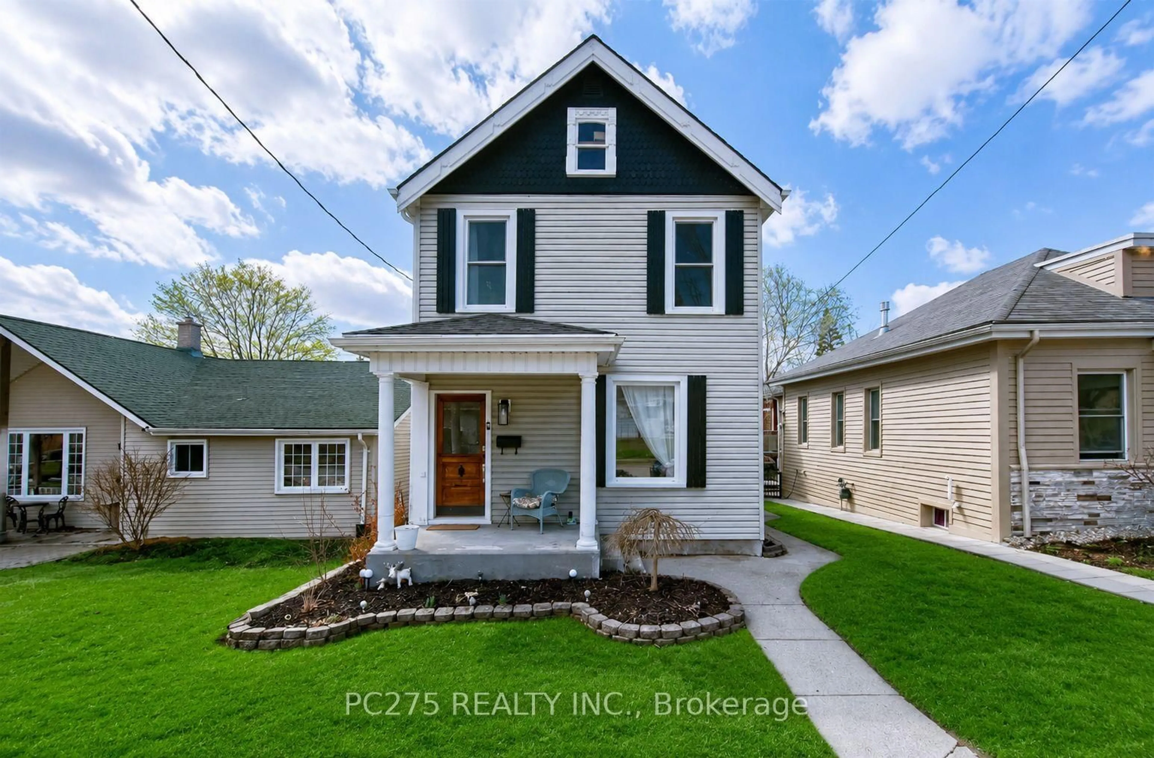 Home with vinyl exterior material, street for 92 Walnut St, Brant Ontario N3L 2J7