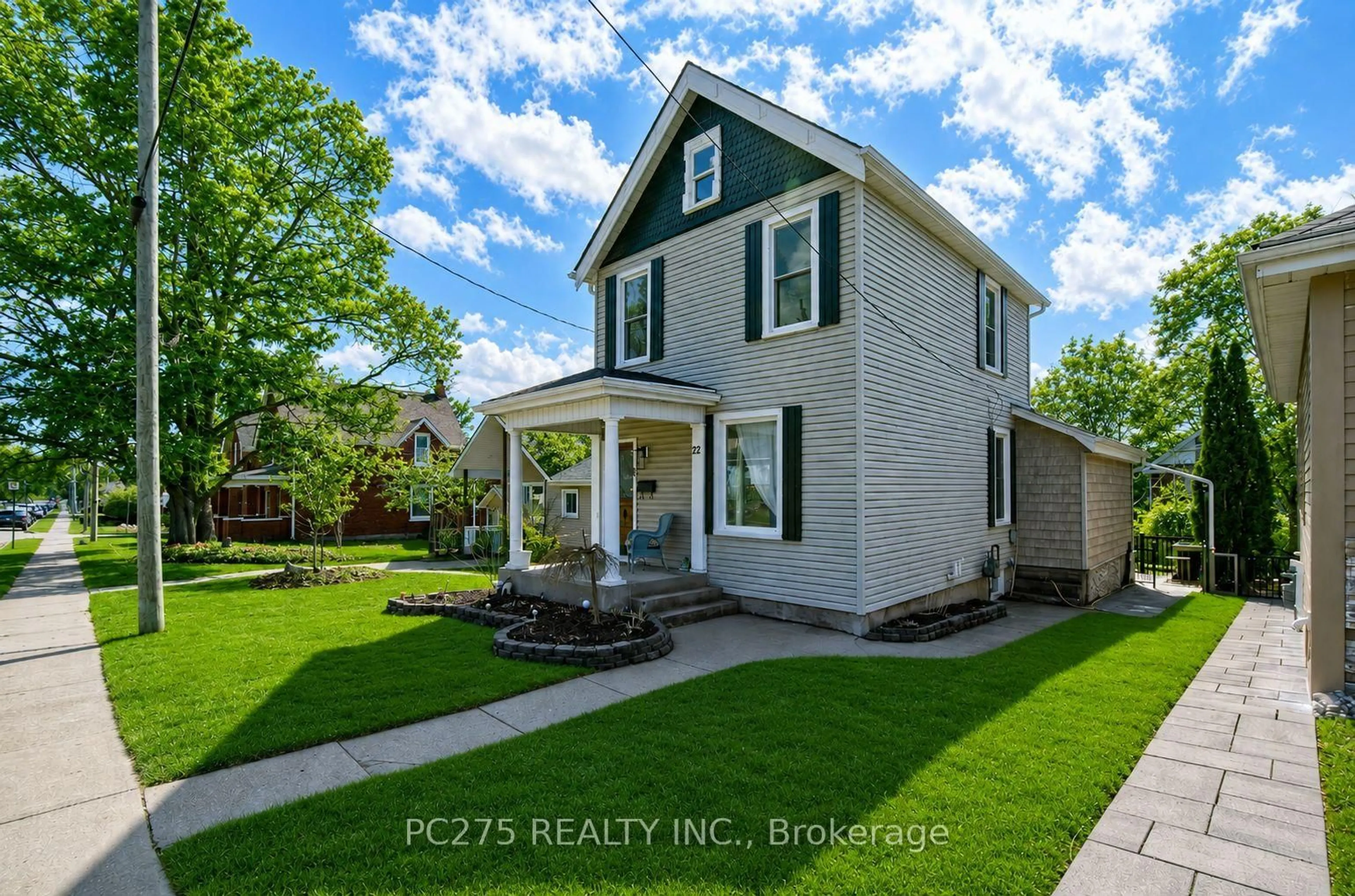 Home with vinyl exterior material, street for 92 Walnut St, Brant Ontario N3L 2J7