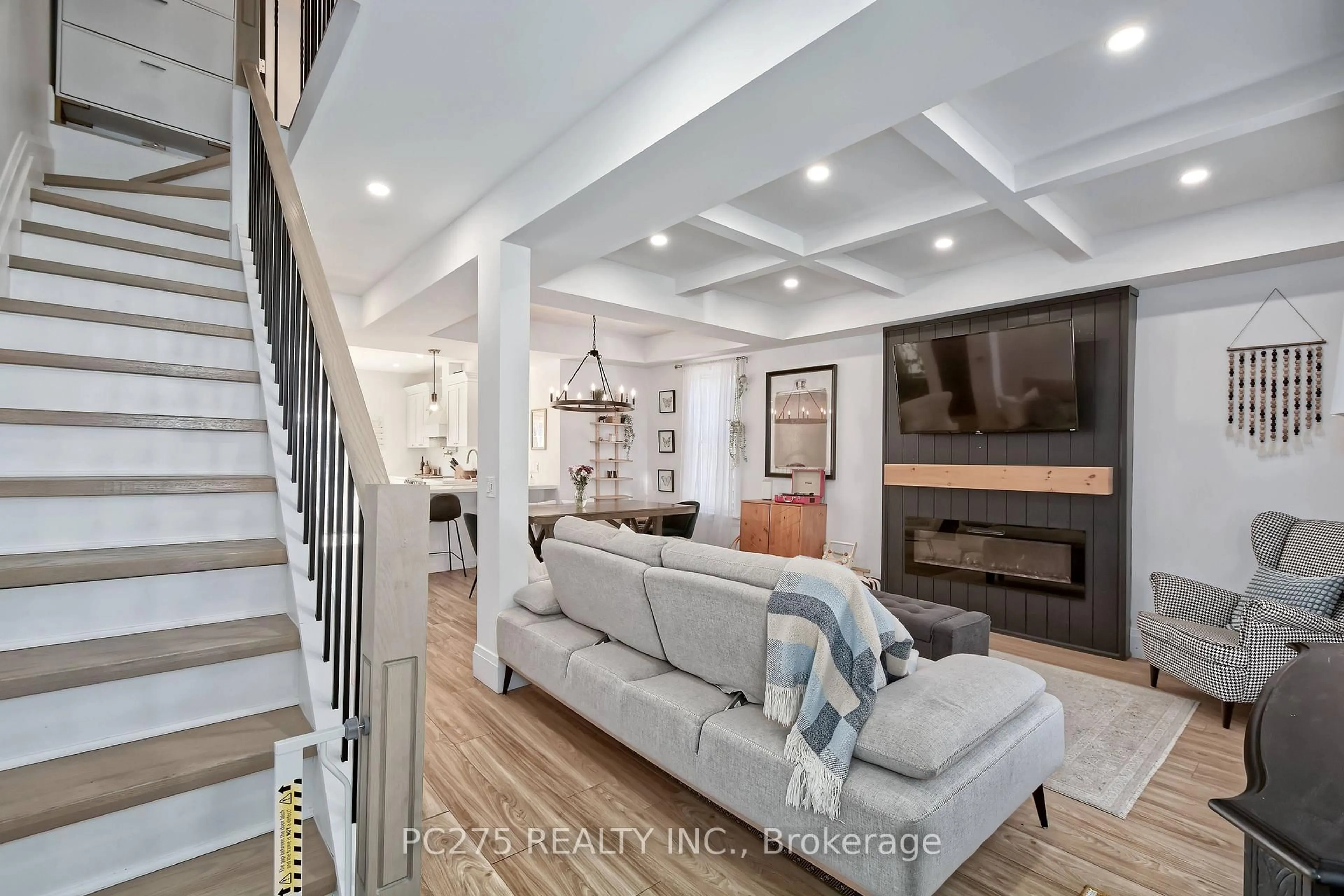 Living room with furniture, unknown for 92 Walnut St, Brant Ontario N3L 2J7