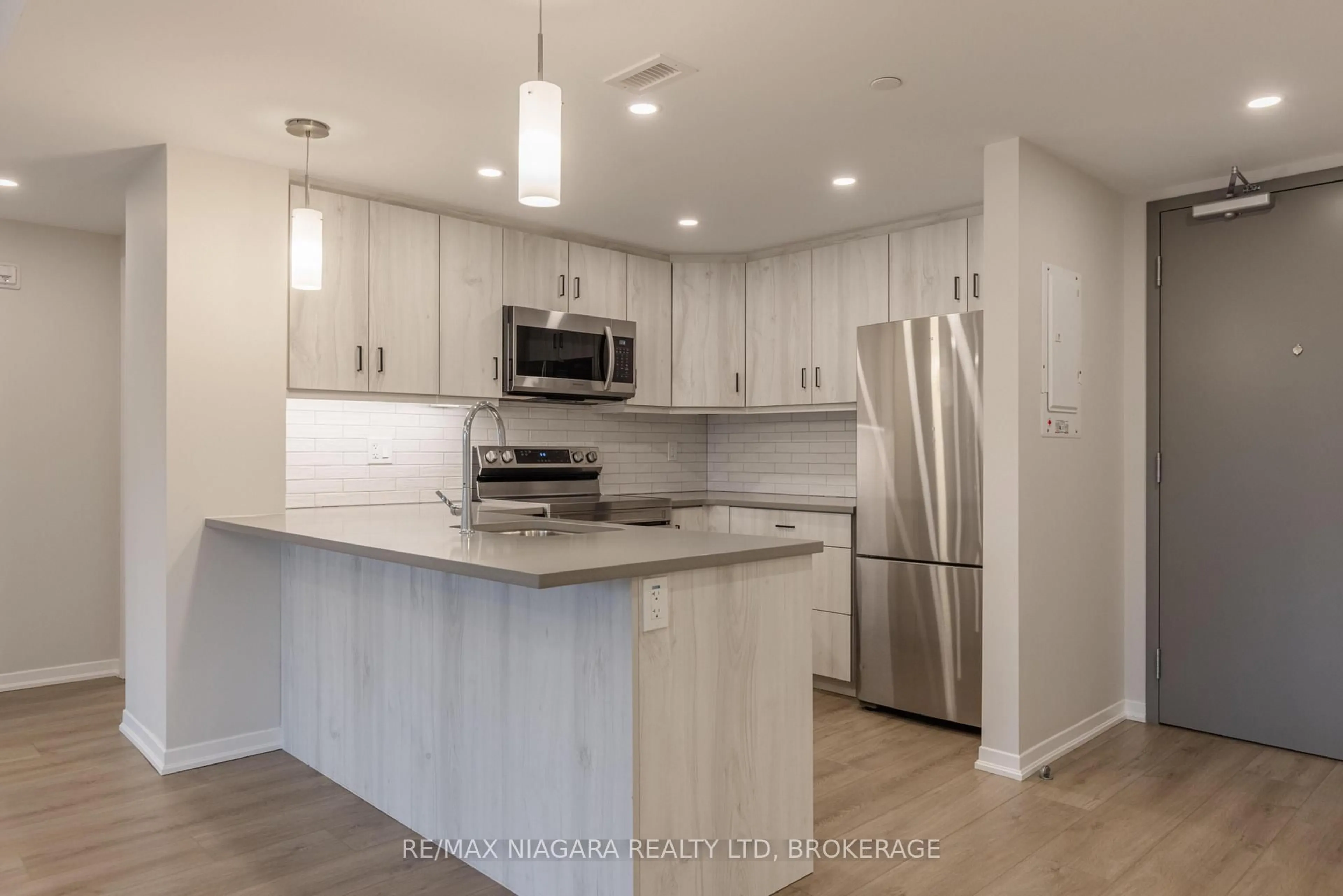 Open concept kitchen, wood/laminate floor for 3998 Victoria Ave #101, Lincoln Ontario L0R 2C0
