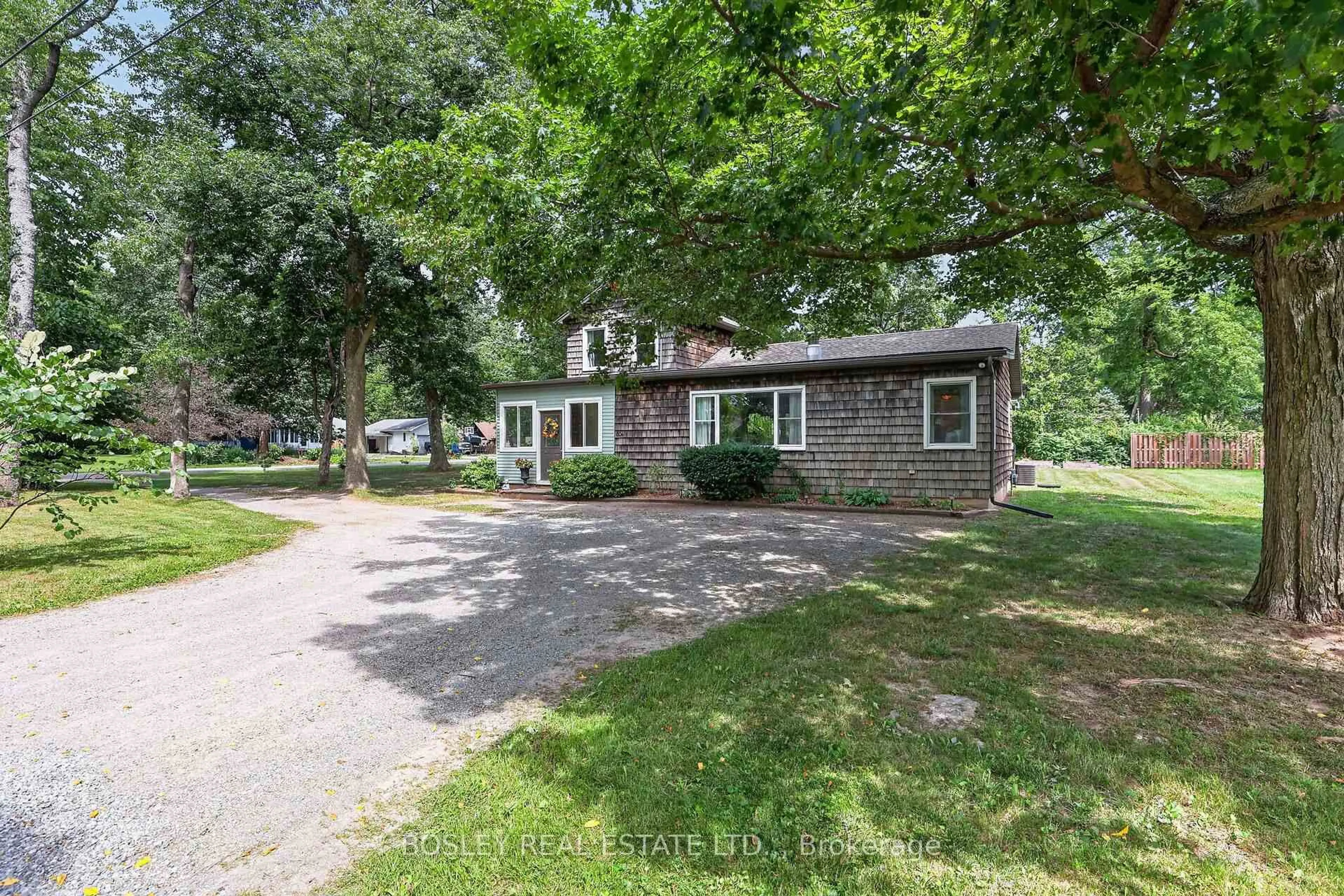A pic from outside/outdoor area/front of a property/back of a property/a pic from drone, street for 804 Bernard Ave, Fort Erie Ontario L0S 1N0