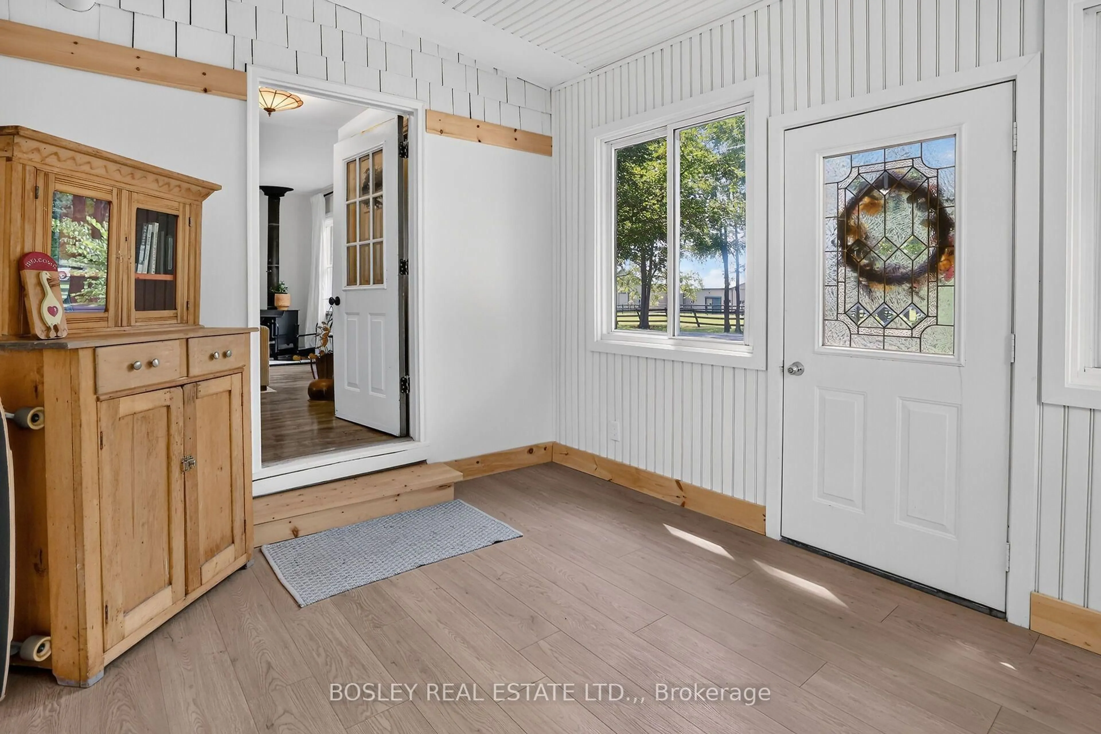 Indoor entryway for 804 Bernard Ave, Fort Erie Ontario L0S 1N0