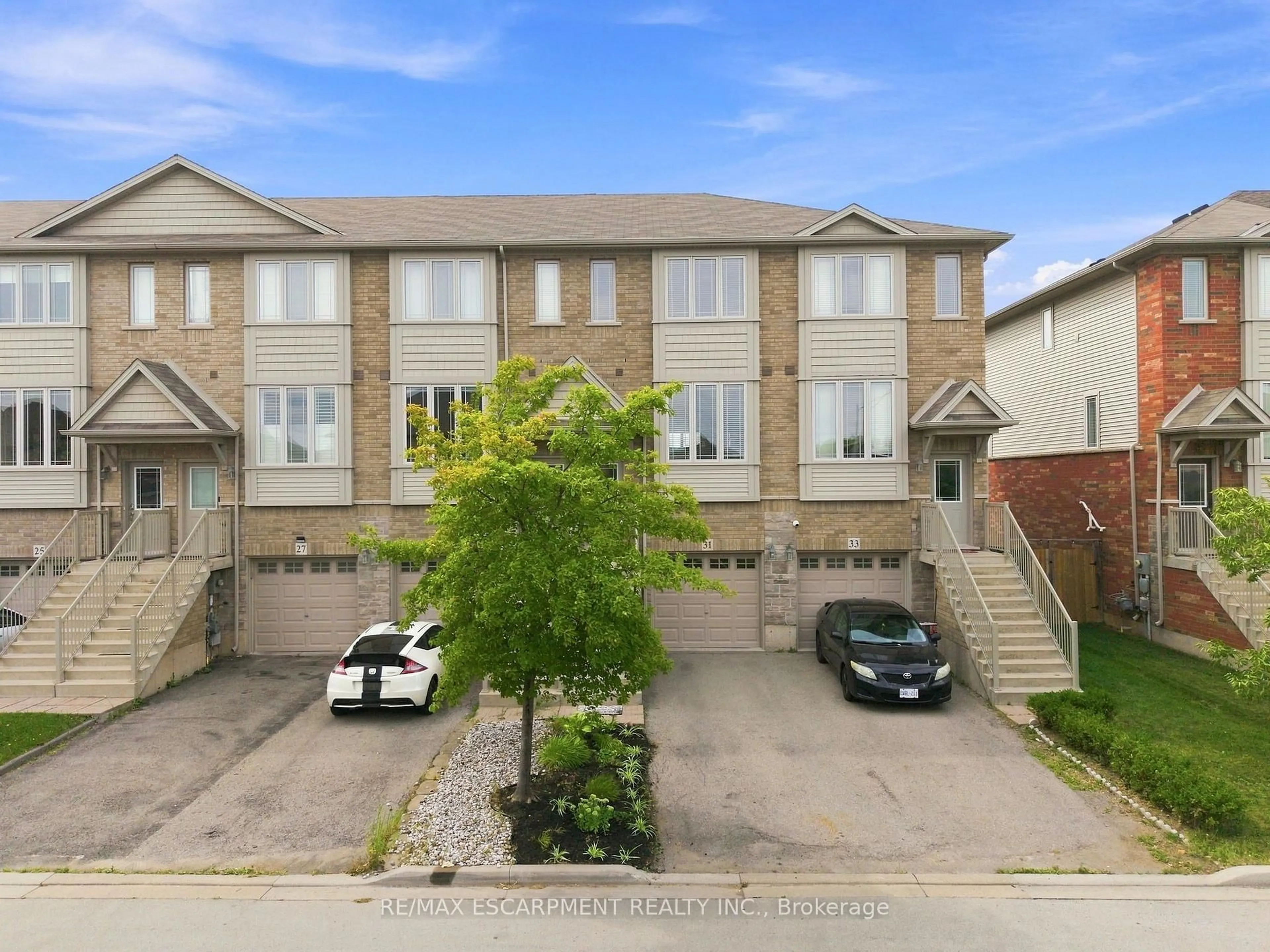 A pic from outside/outdoor area/front of a property/back of a property/a pic from drone, street for 31 Edenrock Dr, Hamilton Ontario L8E 0G6