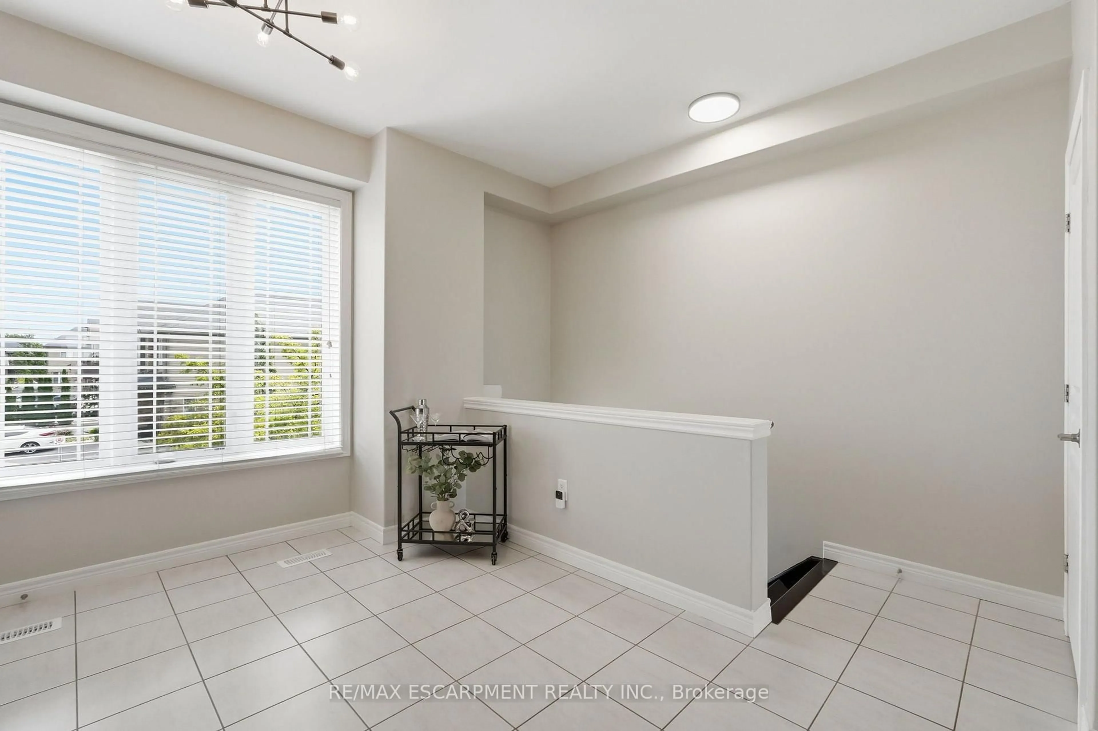 A pic of a room for 31 Edenrock Dr, Hamilton Ontario L8E 0G6