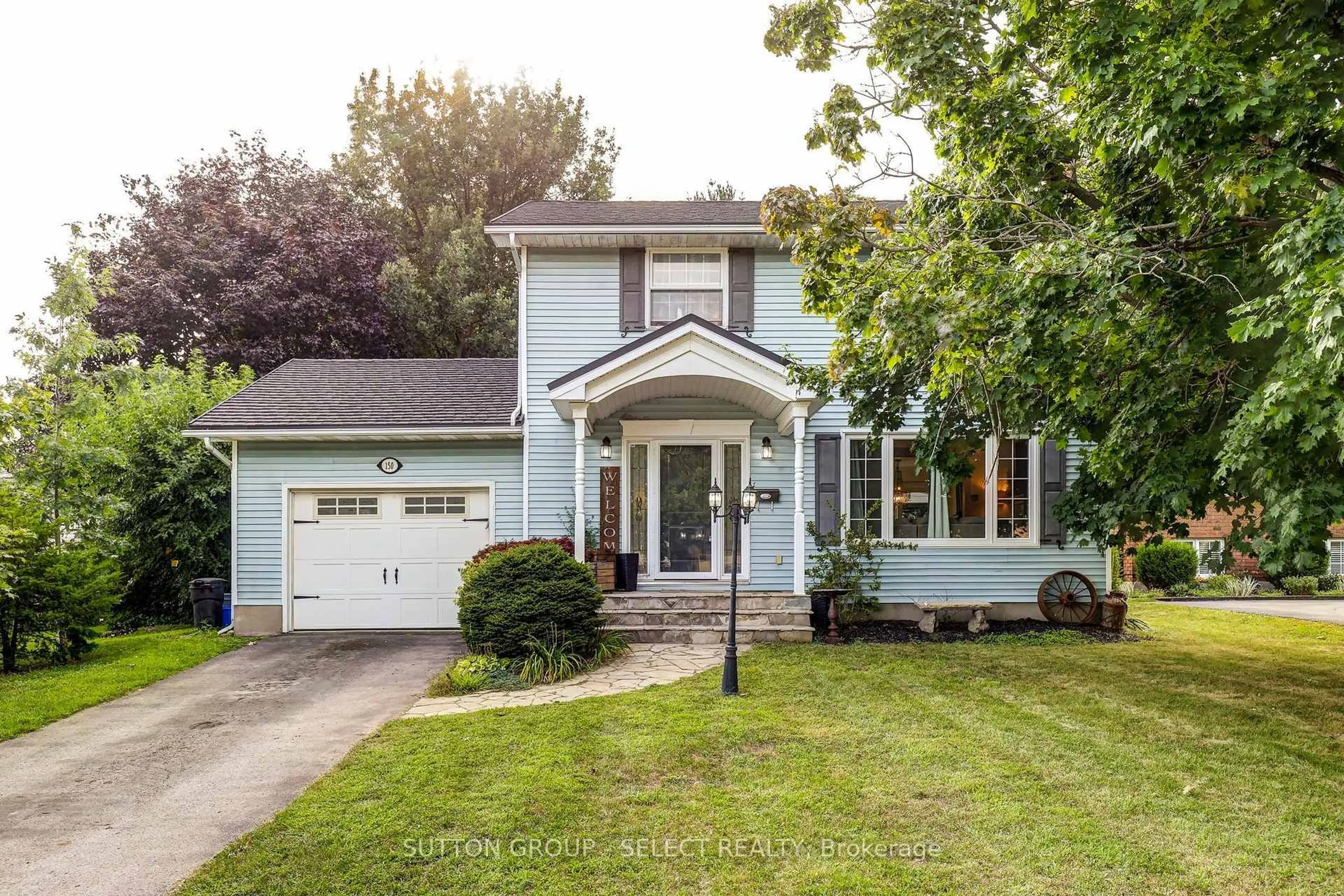 Home with vinyl exterior material, street for 150 Dufferin St, Aylmer Ontario N5H 3B2