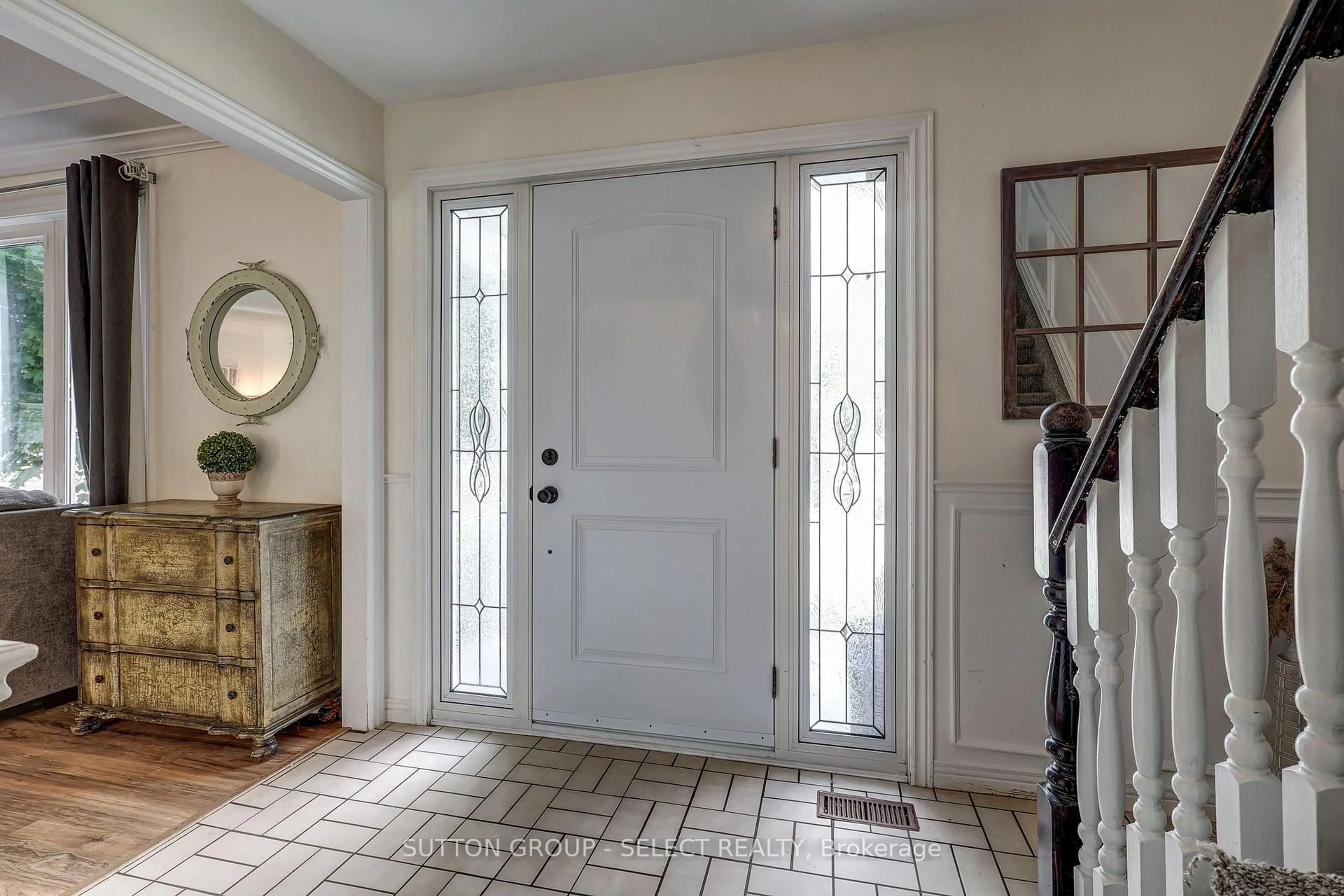 Indoor entryway for 150 Dufferin St, Aylmer Ontario N5H 3B2
