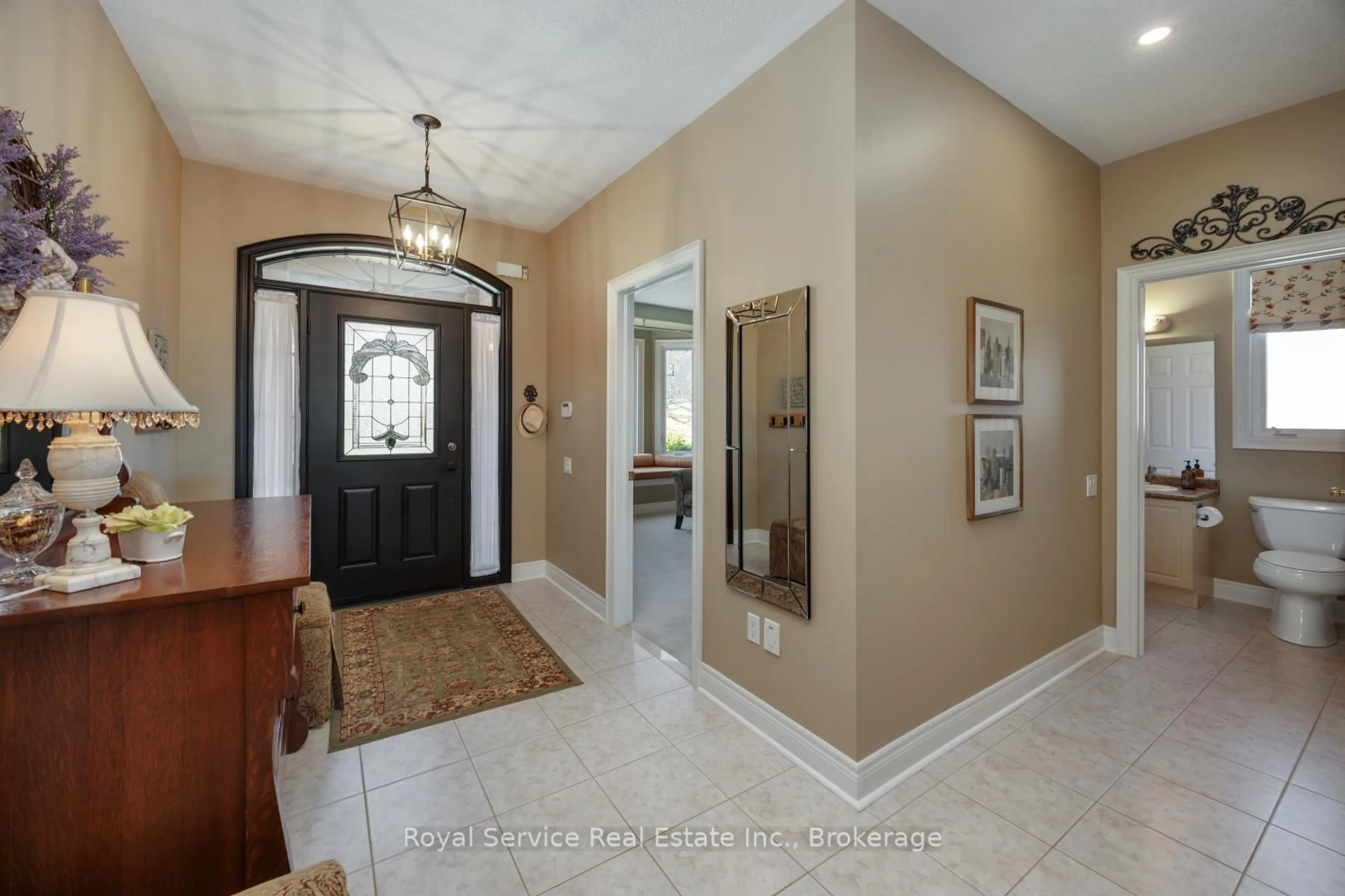 Indoor entryway for 52 Fenton Lane, Port Hope Ontario L1A 0A3