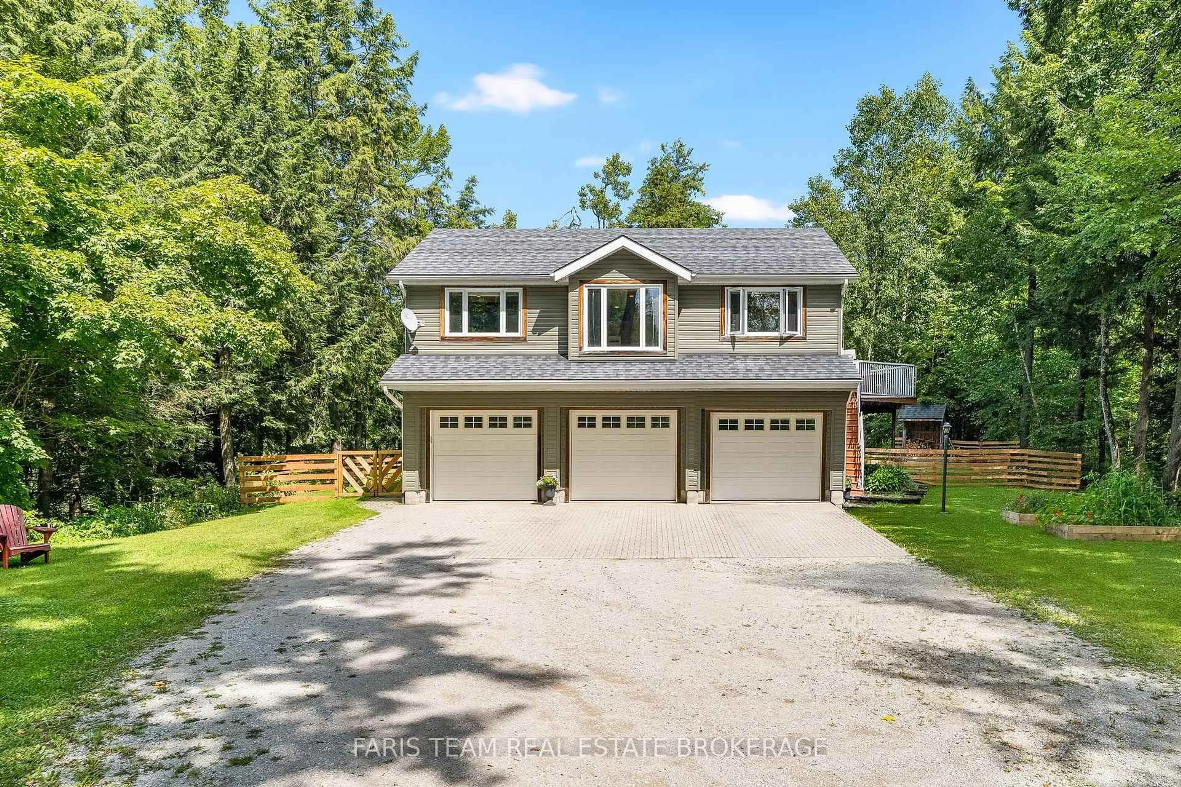 Home with vinyl exterior material, street for 1020 Haven Rd, Bracebridge Ontario P1L 1X1