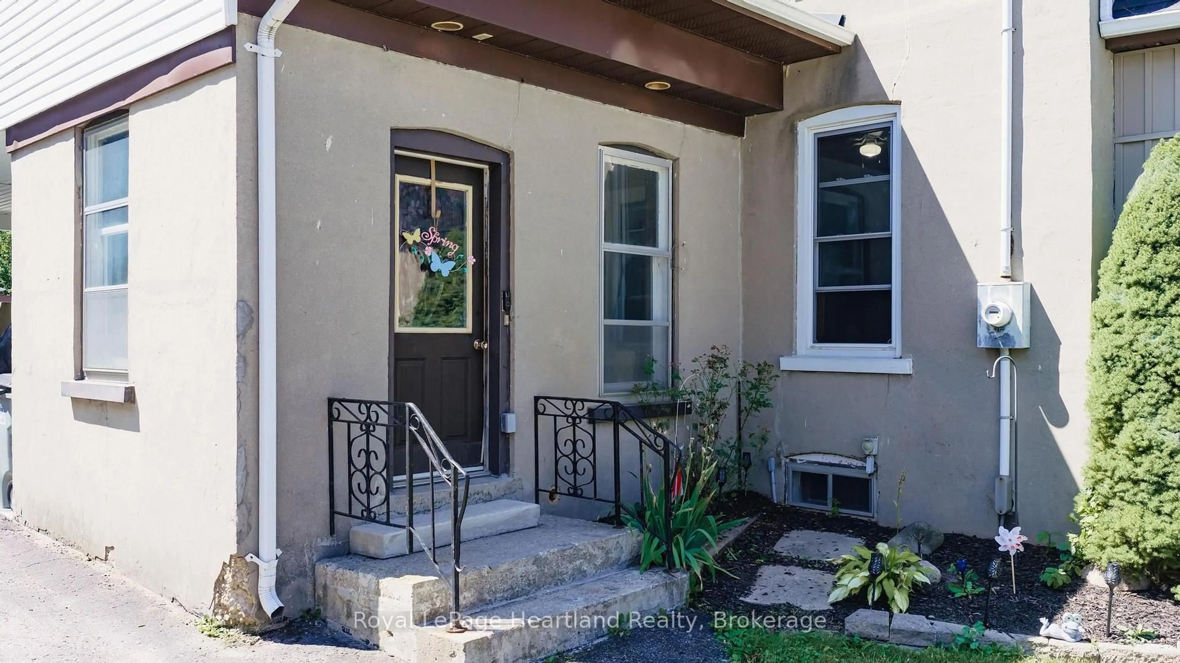 Indoor entryway for 109 GODERICH St, Central Huron Ontario N0M 1E0