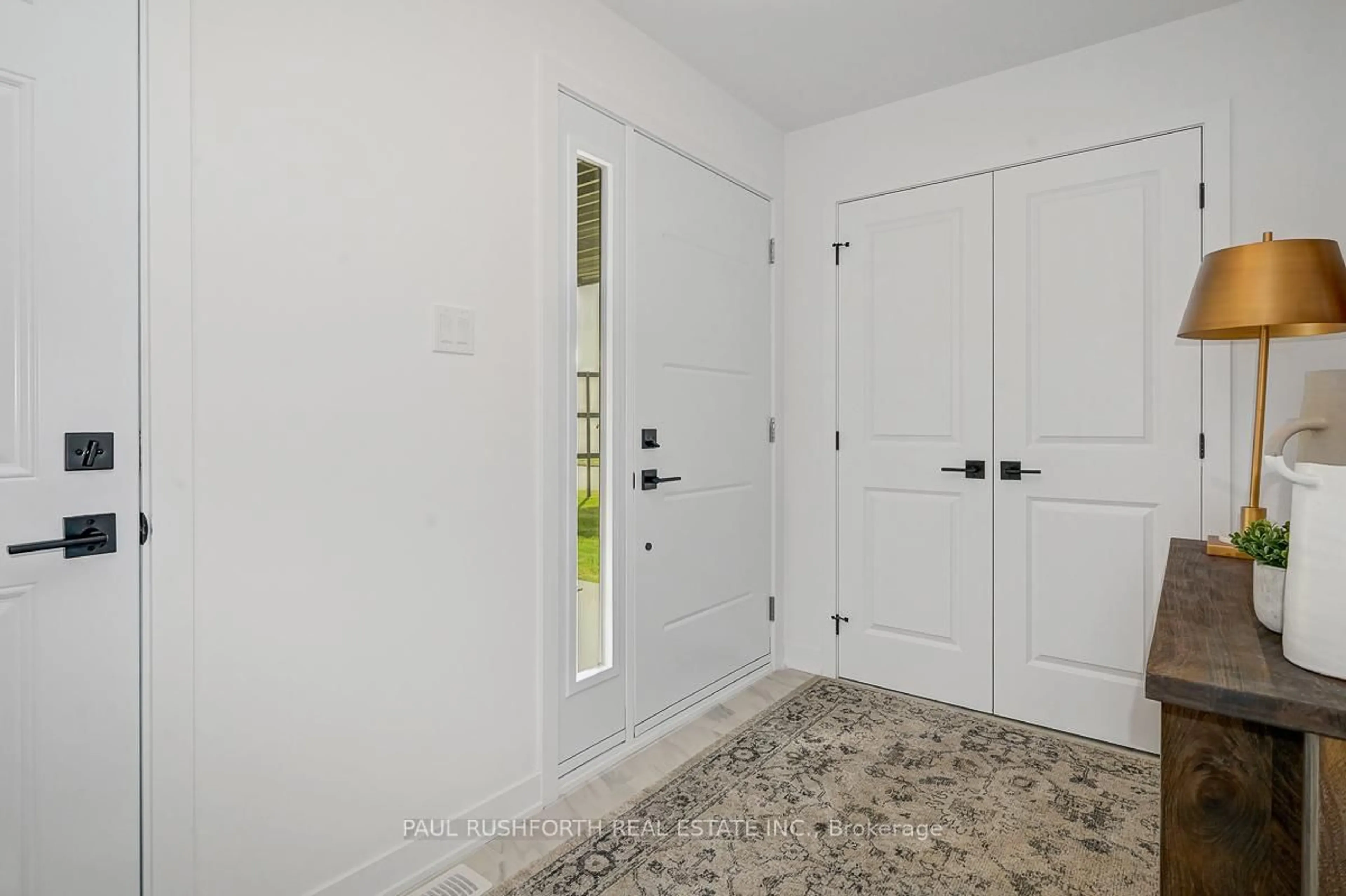 Indoor entryway for 277 Peacock Dr, Russell Ontario K4R 0A1