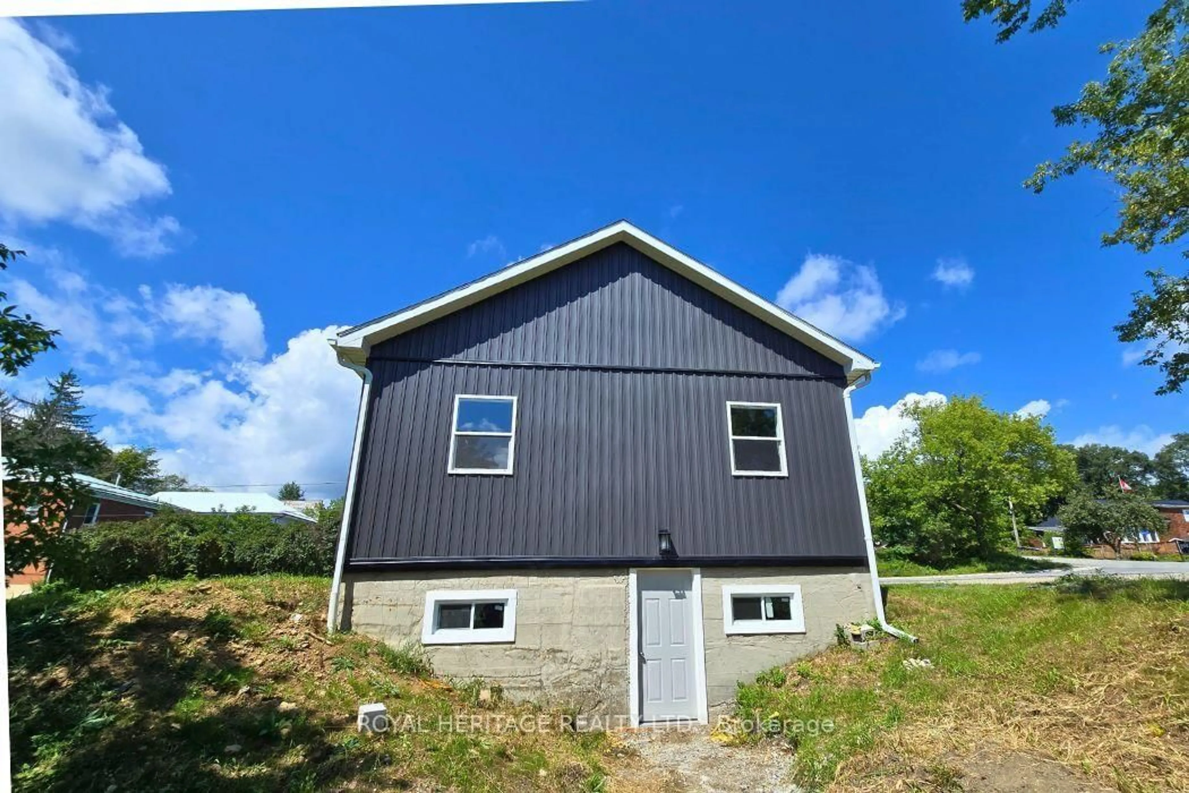 Home with vinyl exterior material, building for 1009 Elm Tree Rd, Arden Ontario K0H 1B0