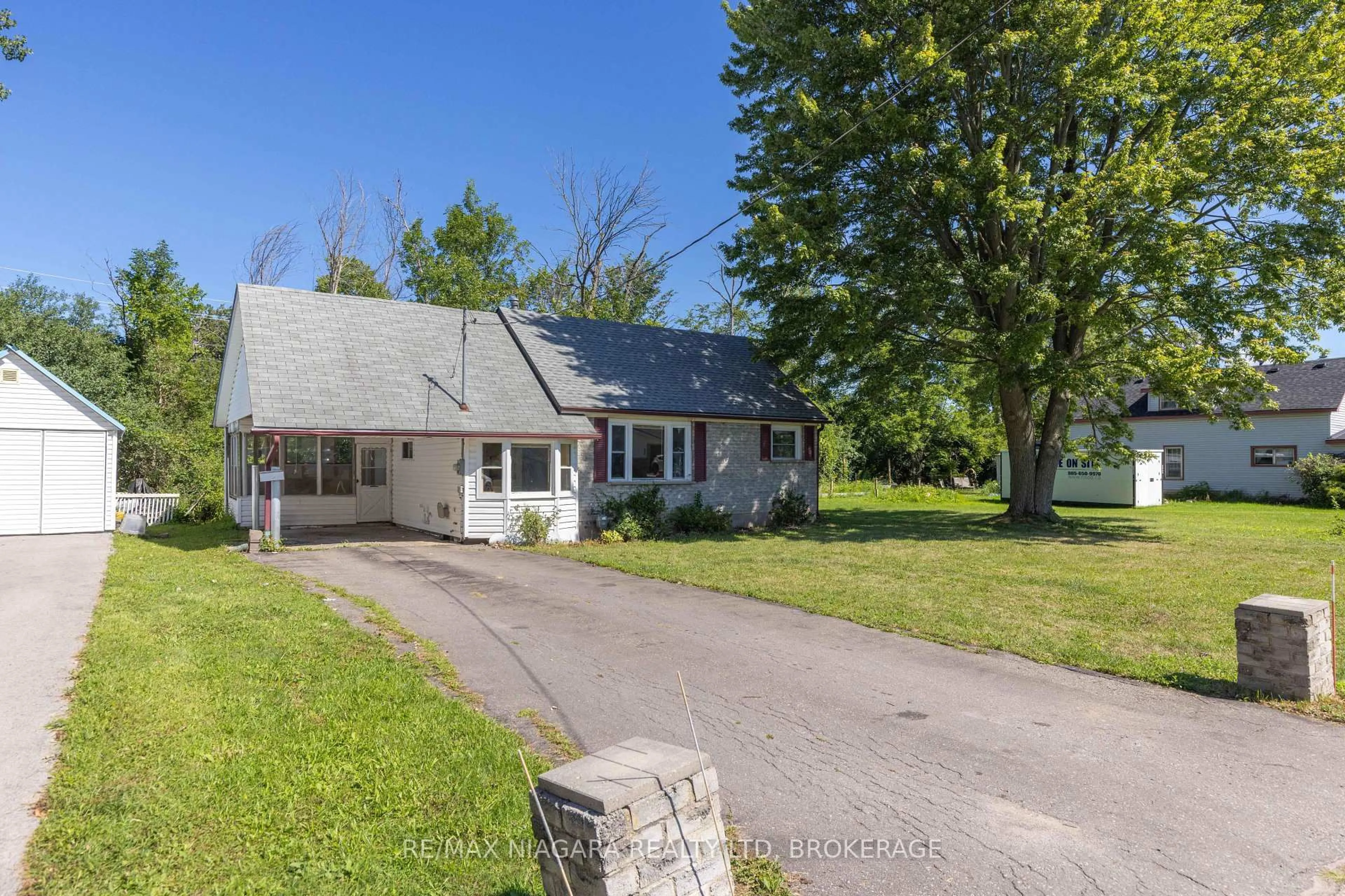 A pic from outside/outdoor area/front of a property/back of a property/a pic from drone, street for 30 A Ave, Fort Erie Ontario L2A 1C9