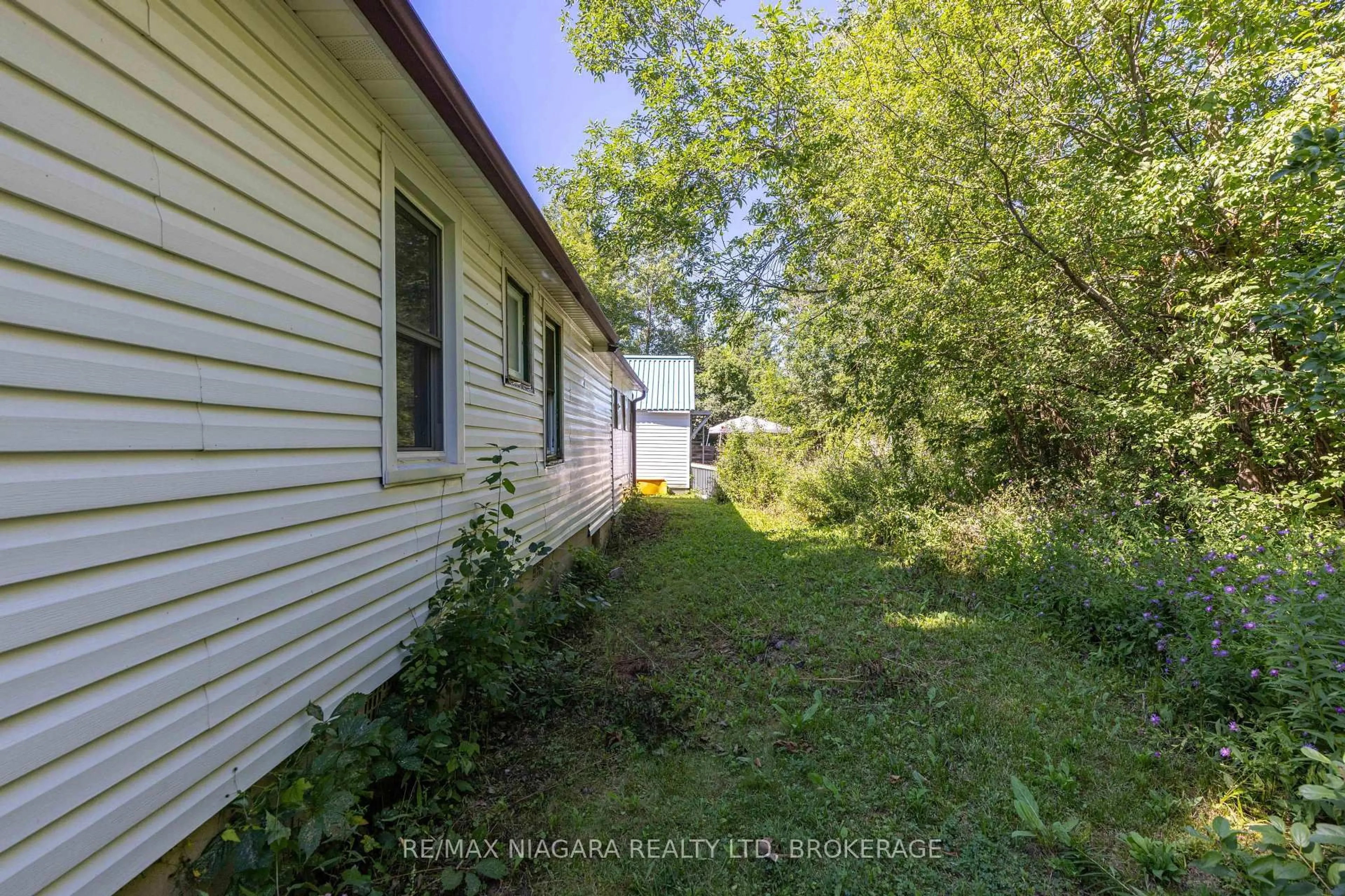 A pic from outside/outdoor area/front of a property/back of a property/a pic from drone, unknown for 30 A Ave, Fort Erie Ontario L2A 1C9