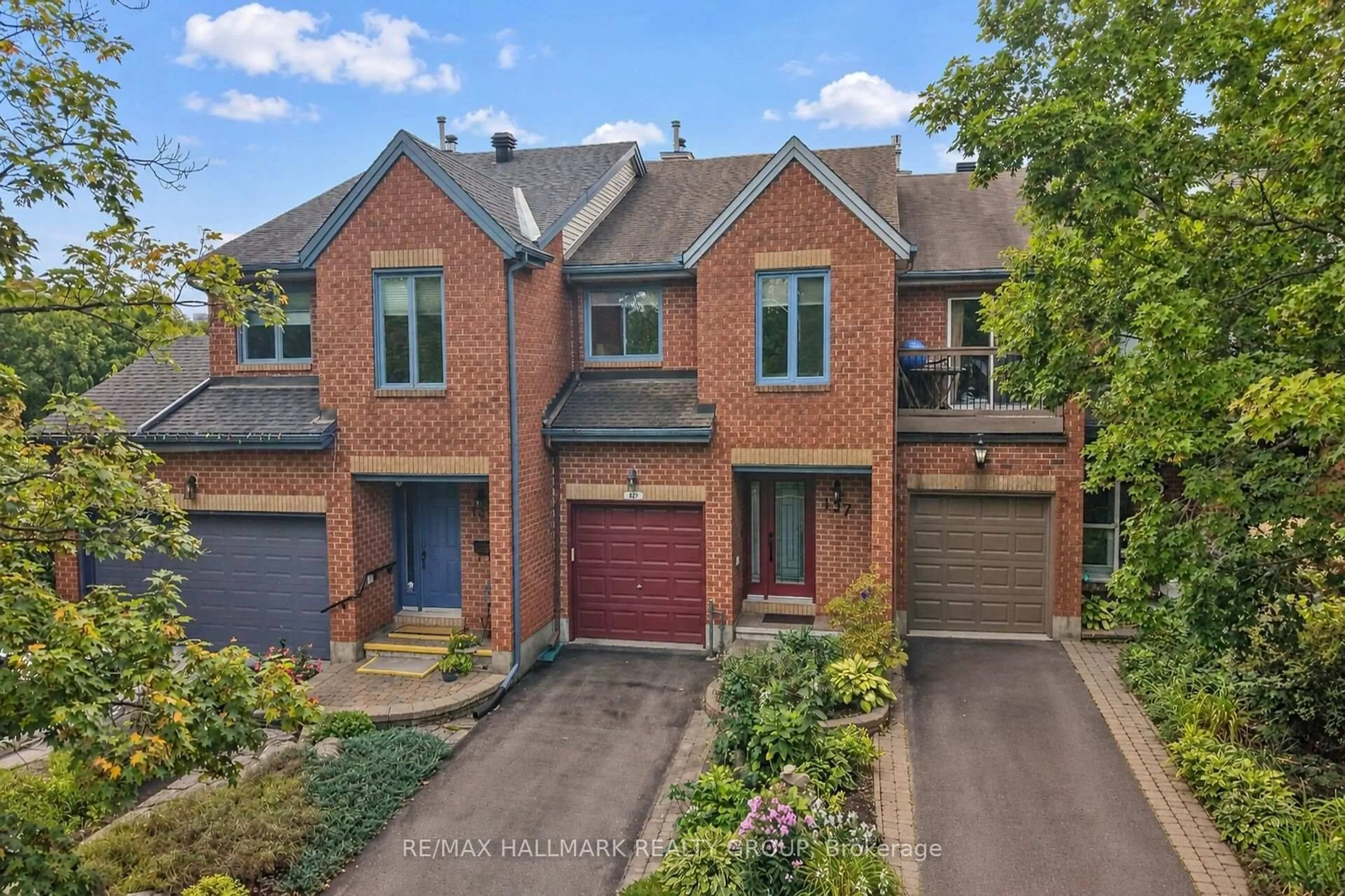 A pic from outside/outdoor area/front of a property/back of a property/a pic from drone, street for 137 Dunbarton Crt, Ottawa Ontario K1K 4L6