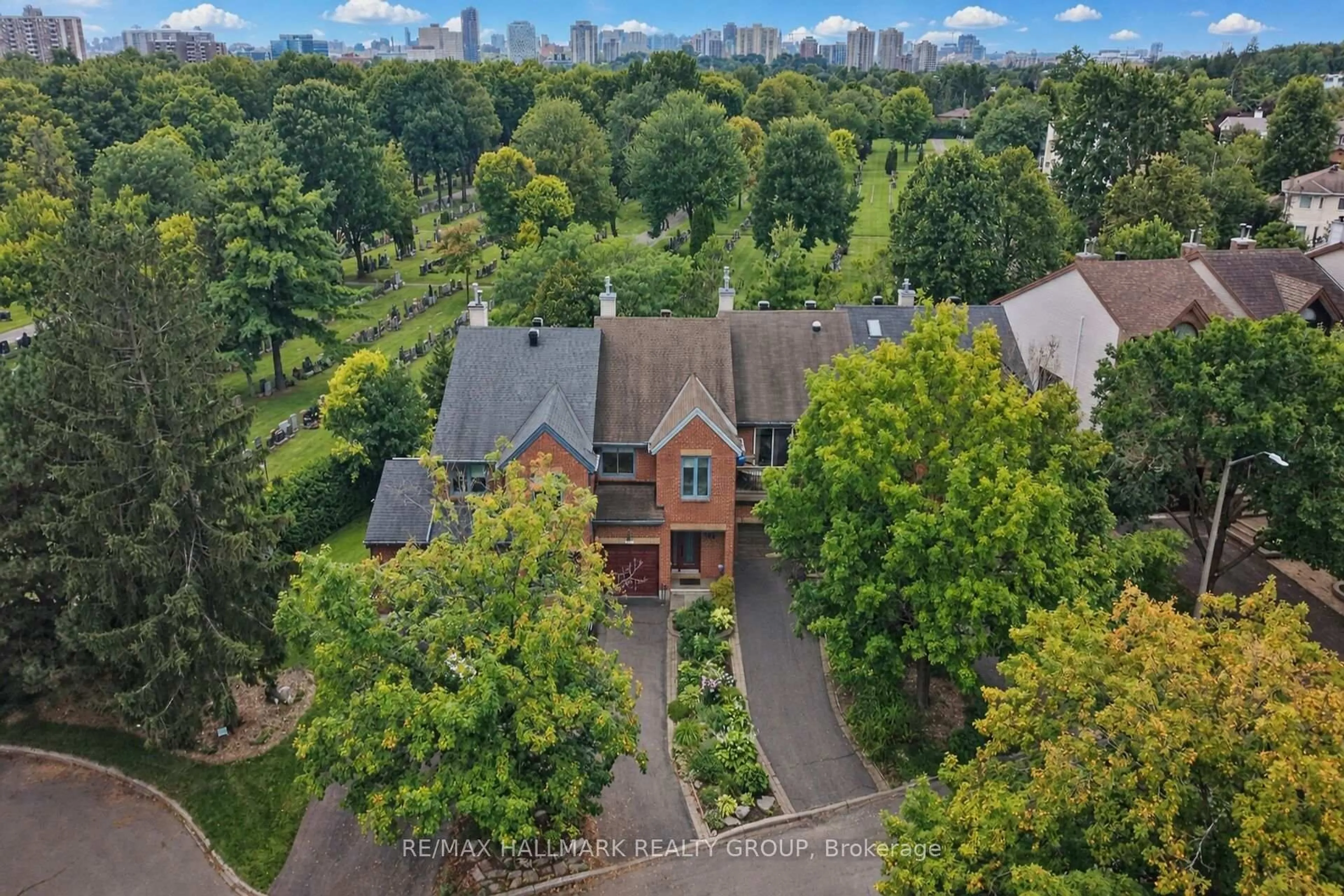 A pic from outside/outdoor area/front of a property/back of a property/a pic from drone, street for 137 Dunbarton Crt, Ottawa Ontario K1K 4L6