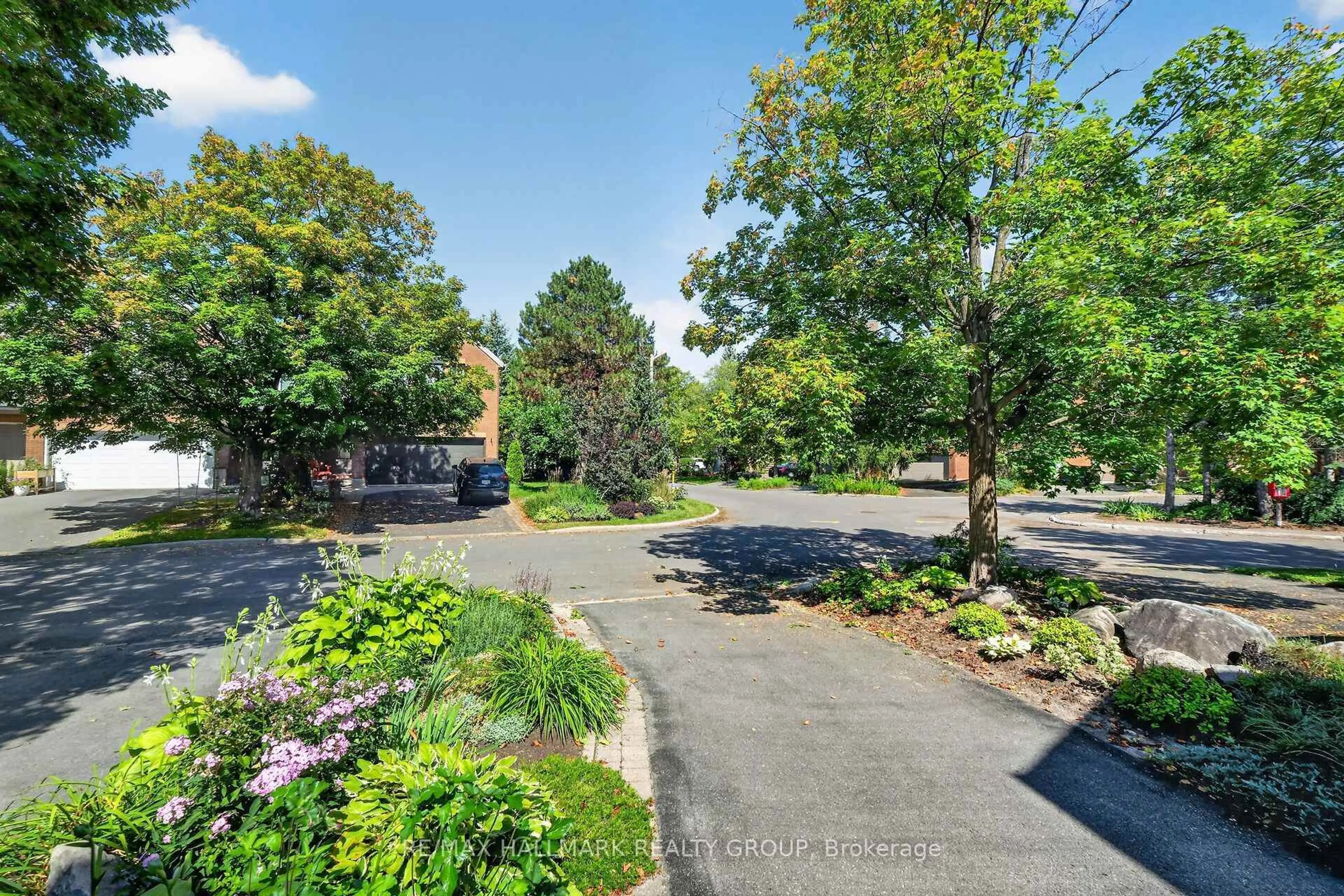 A pic from outside/outdoor area/front of a property/back of a property/a pic from drone, street for 137 Dunbarton Crt, Ottawa Ontario K1K 4L6