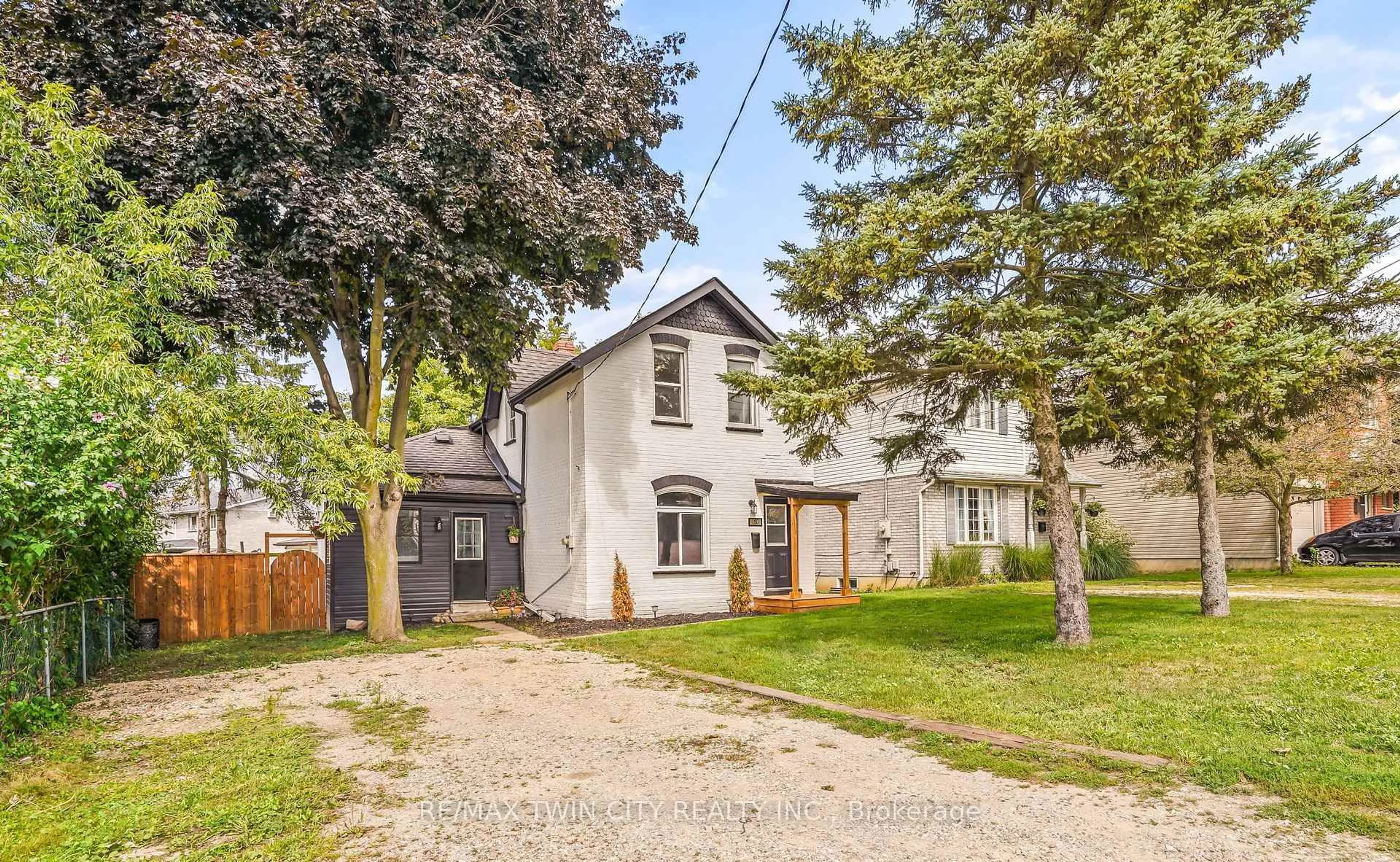 A pic from outside/outdoor area/front of a property/back of a property/a pic from drone, street for 150 Stanley St, Brantford Ontario N3S 6N3