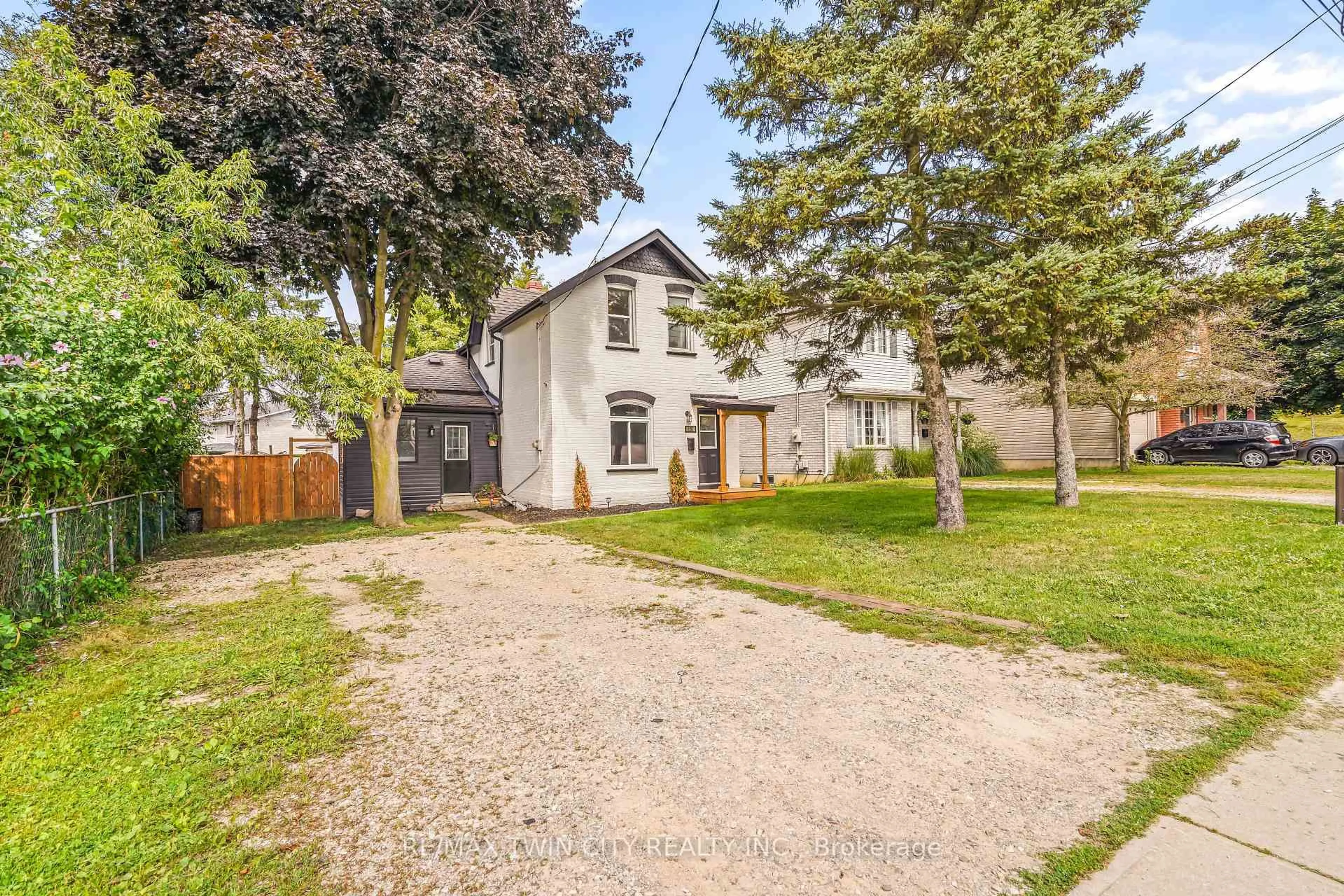 A pic from outside/outdoor area/front of a property/back of a property/a pic from drone, street for 150 Stanley St, Brantford Ontario N3S 6N3