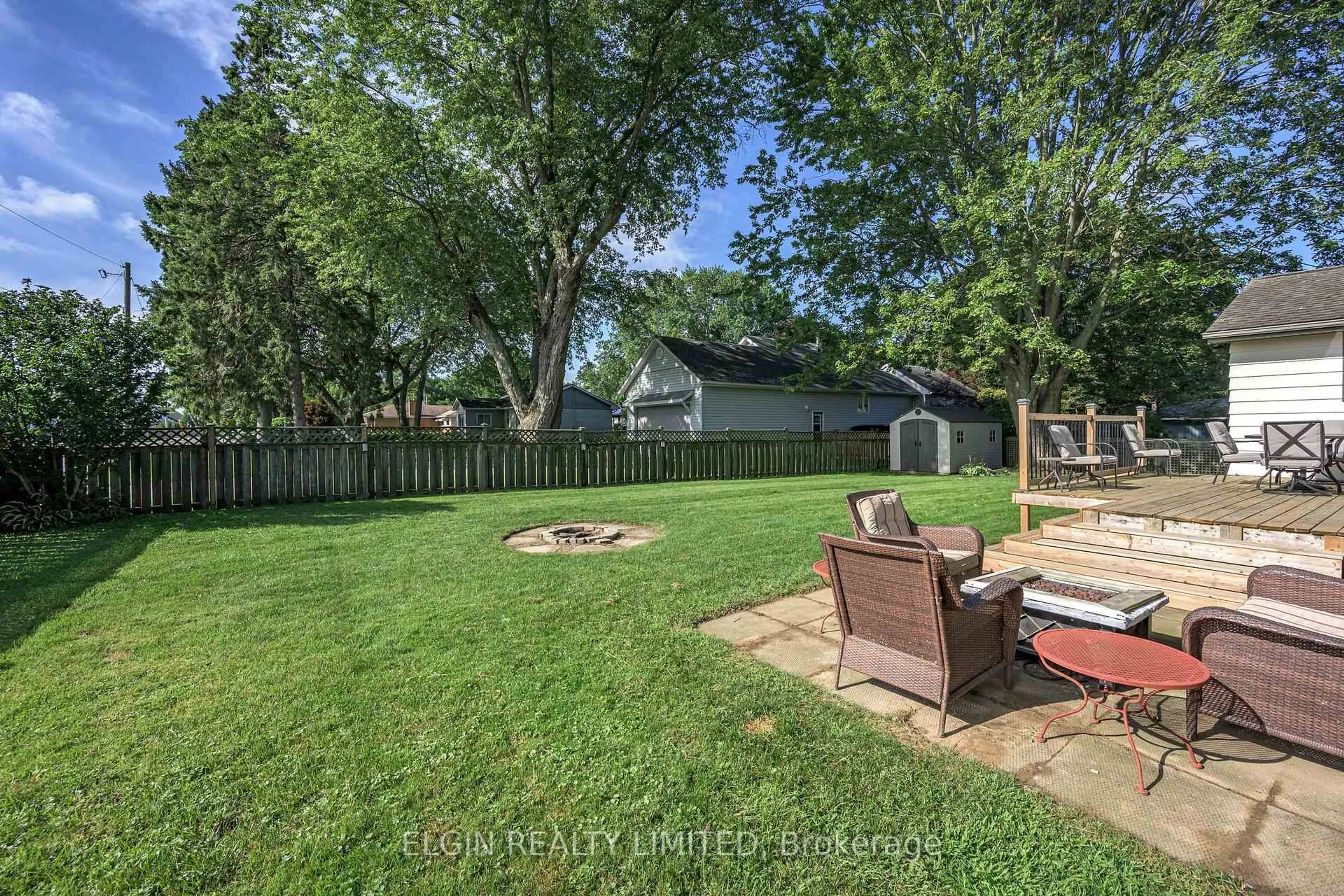 A pic from outside/outdoor area/front of a property/back of a property/a pic from drone, street for 264 Hill St, Central Elgin Ontario N5L 1J8
