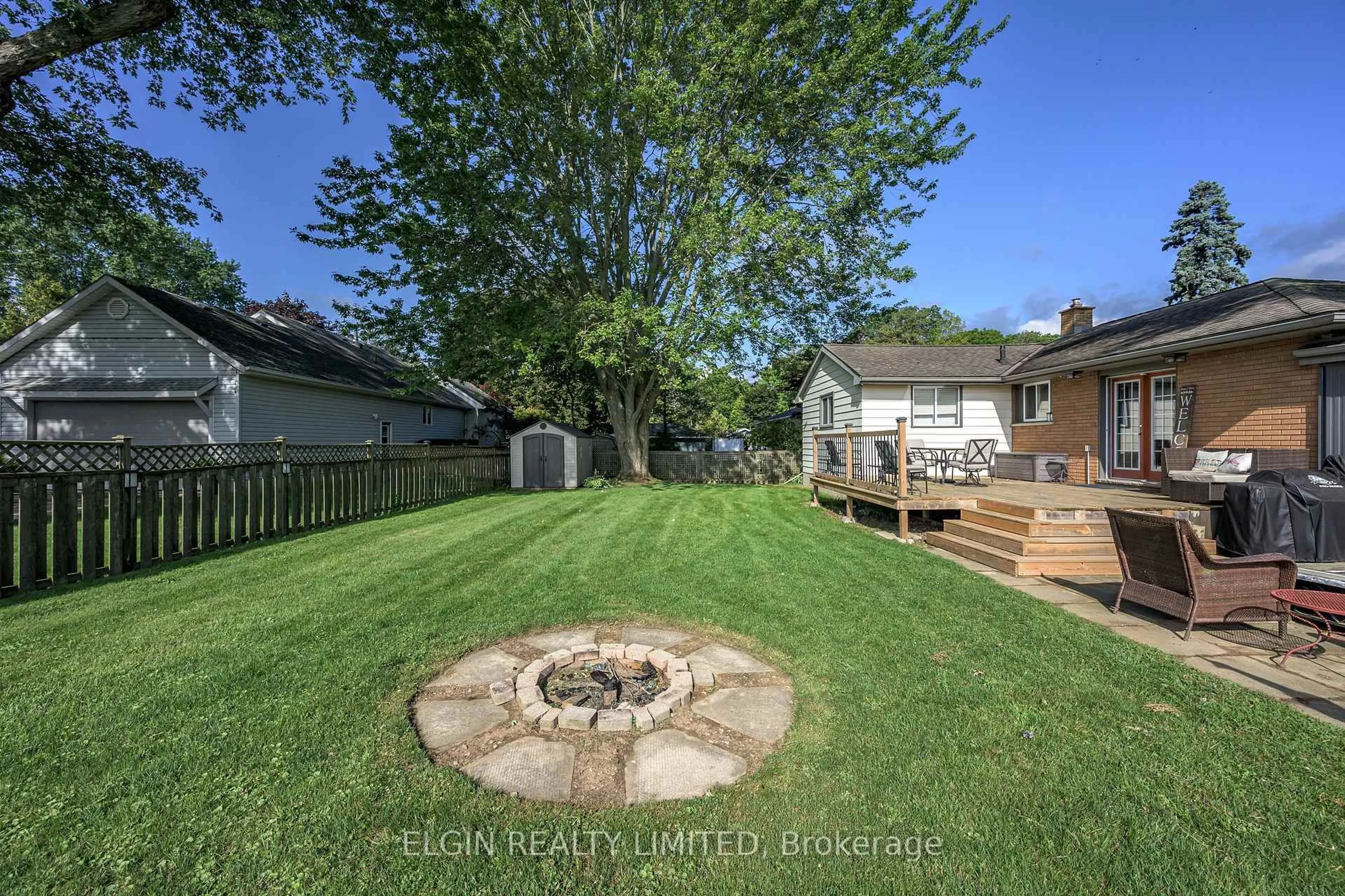 Patio, street for 264 Hill St, Central Elgin Ontario N5L 1J8