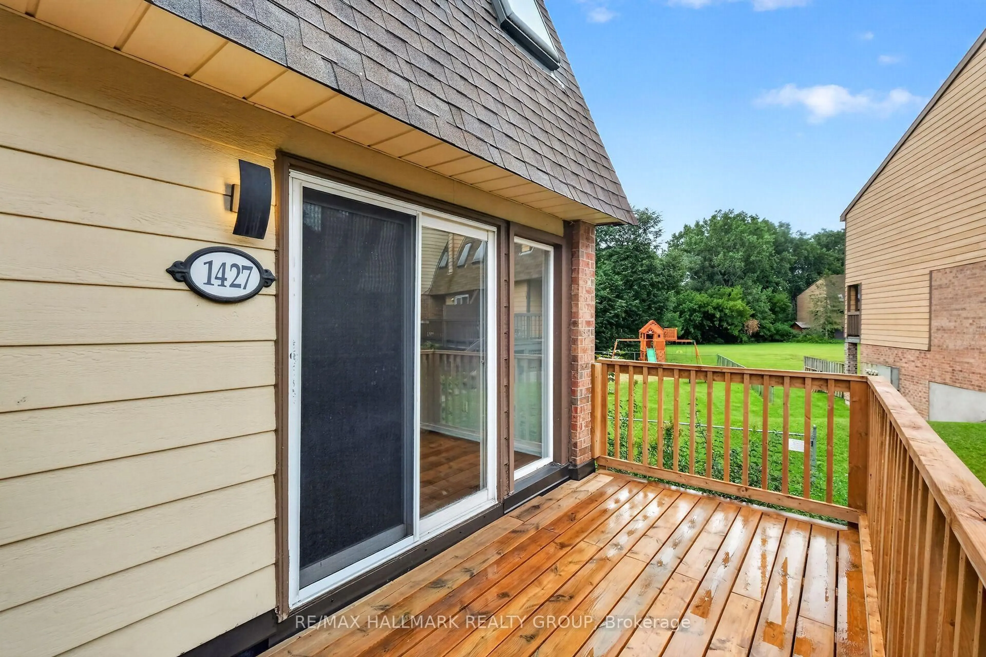Home with vinyl exterior material, water/lake/river/ocean view for 1427 Forge St, Ottawa Ontario K1T 2V2