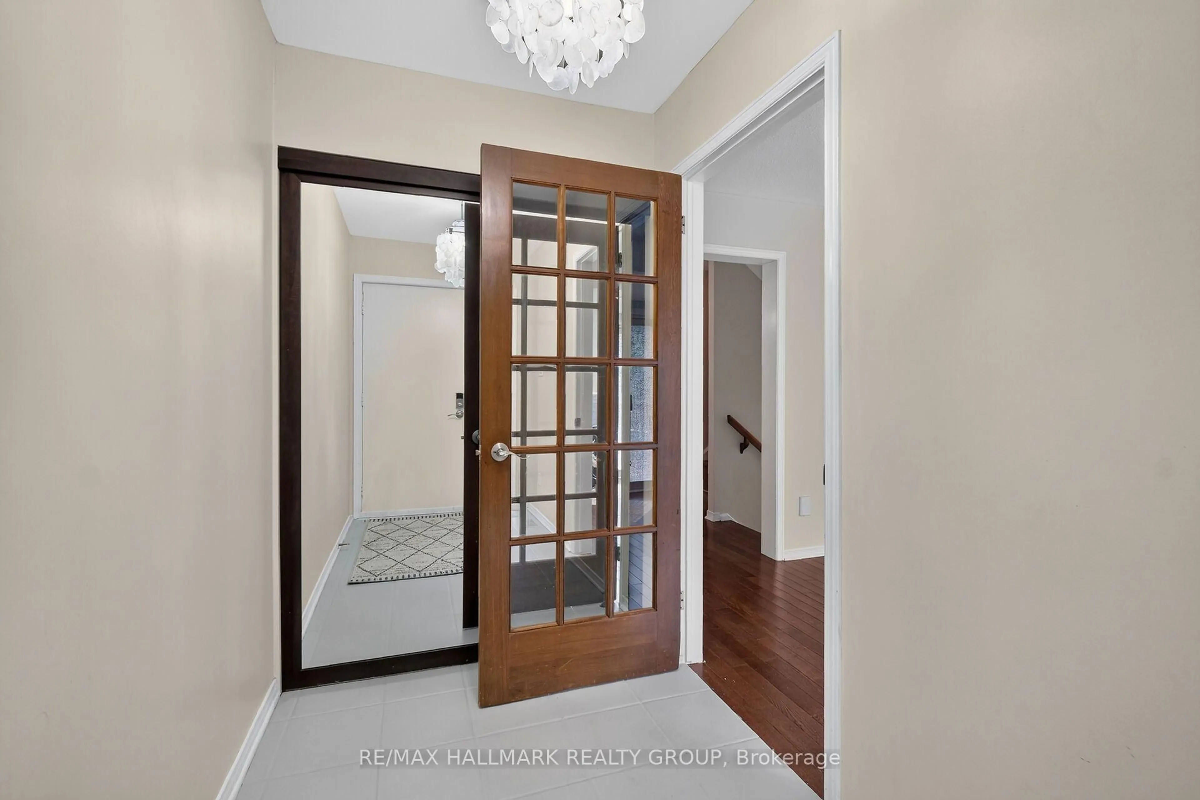 Indoor entryway for 1427 Forge St, Ottawa Ontario K1T 2V2