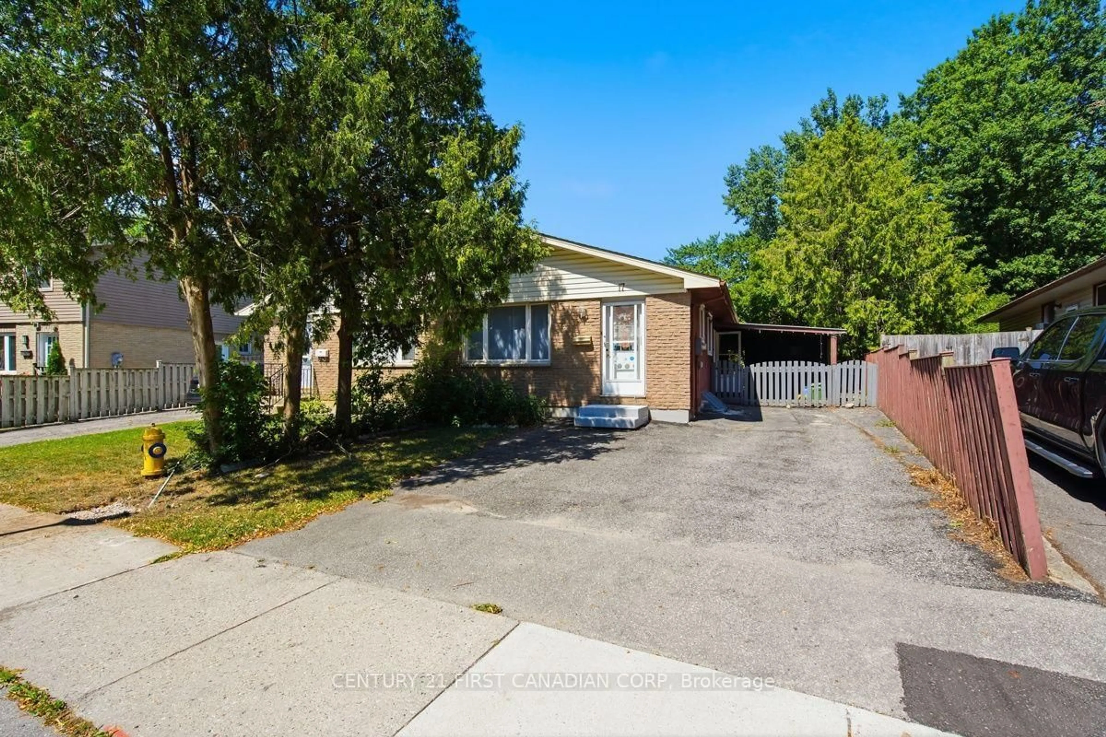 A pic from outside/outdoor area/front of a property/back of a property/a pic from drone, street for 17 Edgemere Cres, London South Ontario N5Z 4M6