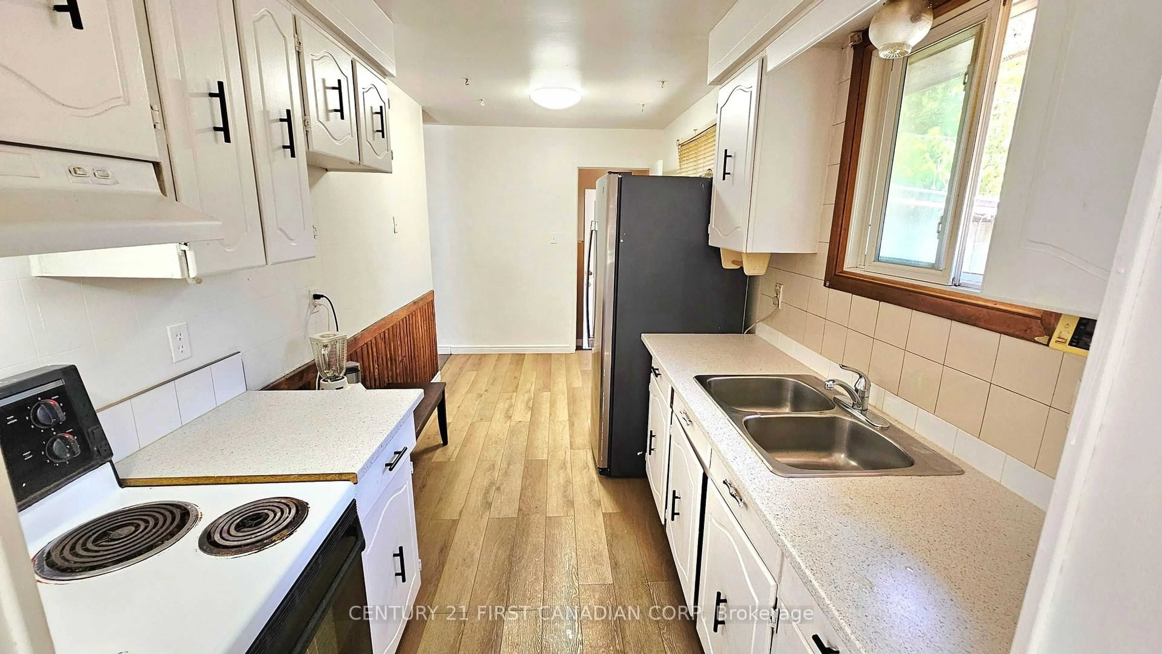 Standard kitchen, unknown for 17 Edgemere Cres, London South Ontario N5Z 4M6