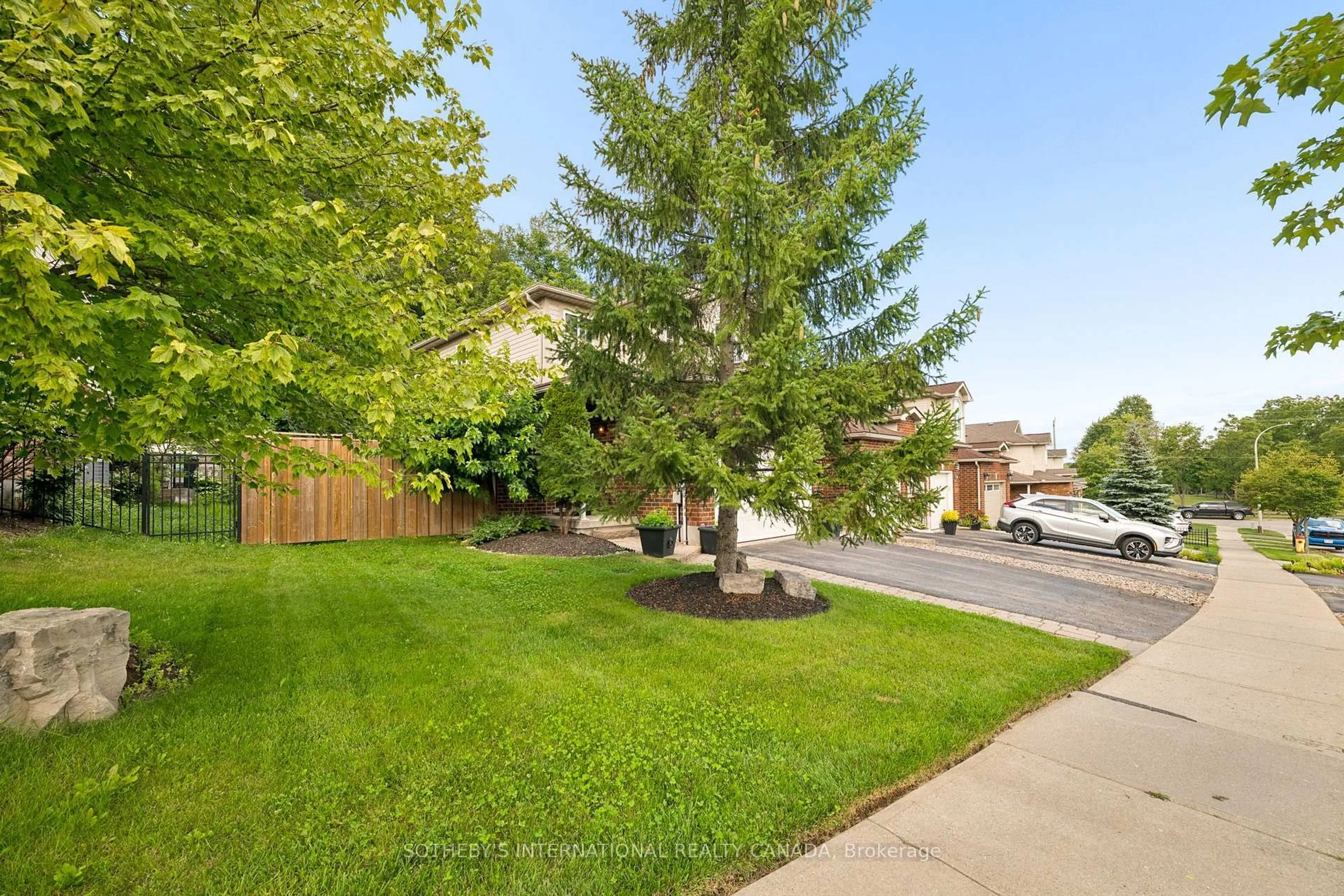 A pic from outside/outdoor area/front of a property/back of a property/a pic from drone, street for 131 Upper Mercer St, Kitchener Ontario N2A 4N2
