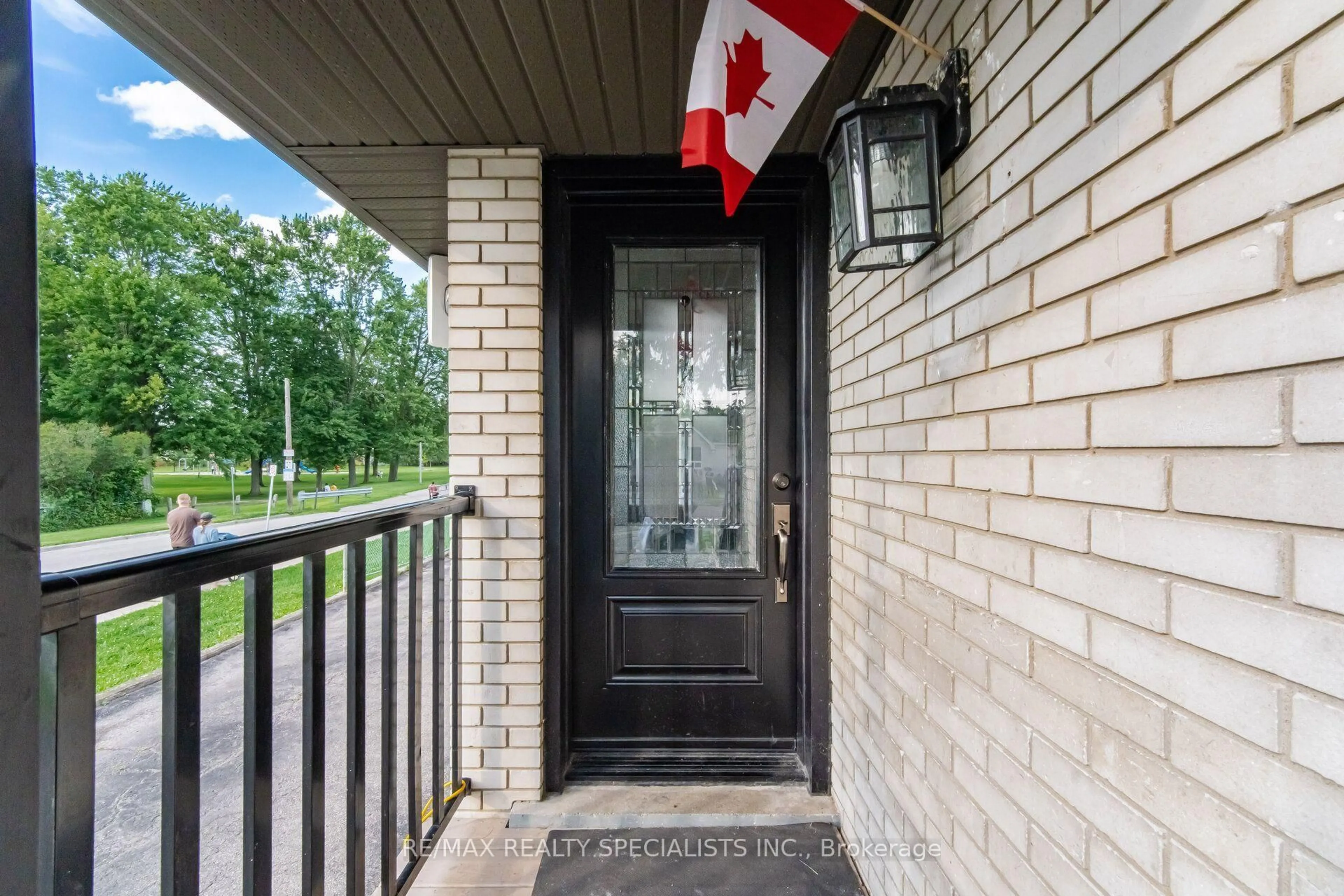 Indoor entryway for 60 Elmwood Ave, Cambridge Ontario N1R 4Y2