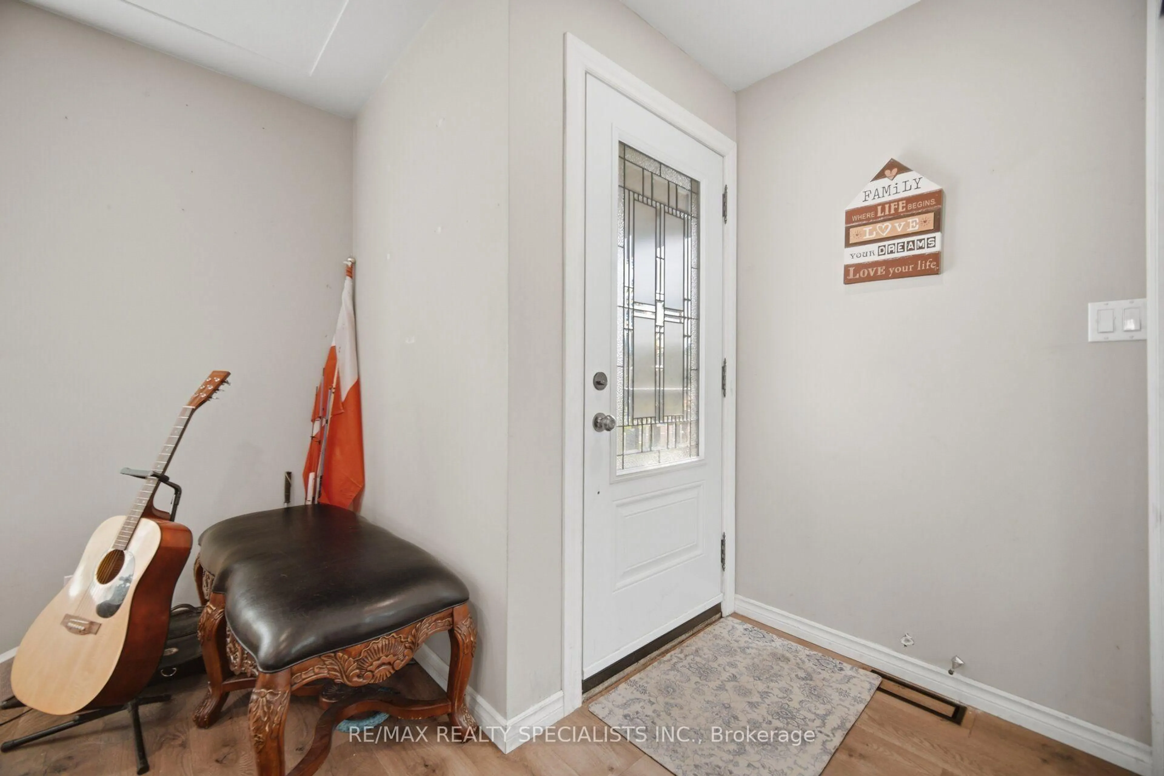 Indoor entryway for 60 Elmwood Ave, Cambridge Ontario N1R 4Y2