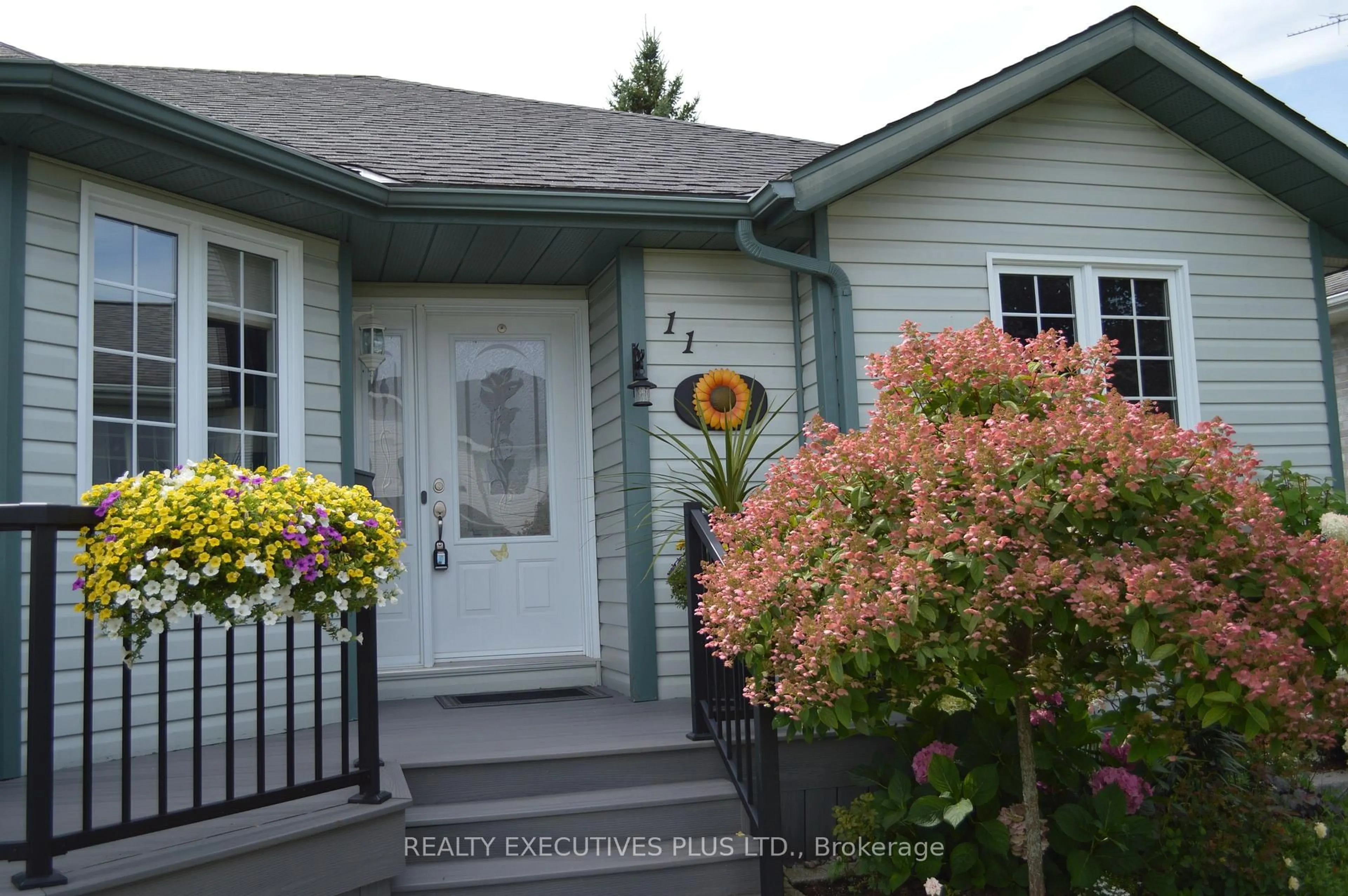 Indoor entryway for 11 Grove St, South Dundas Ontario L8N 1P4