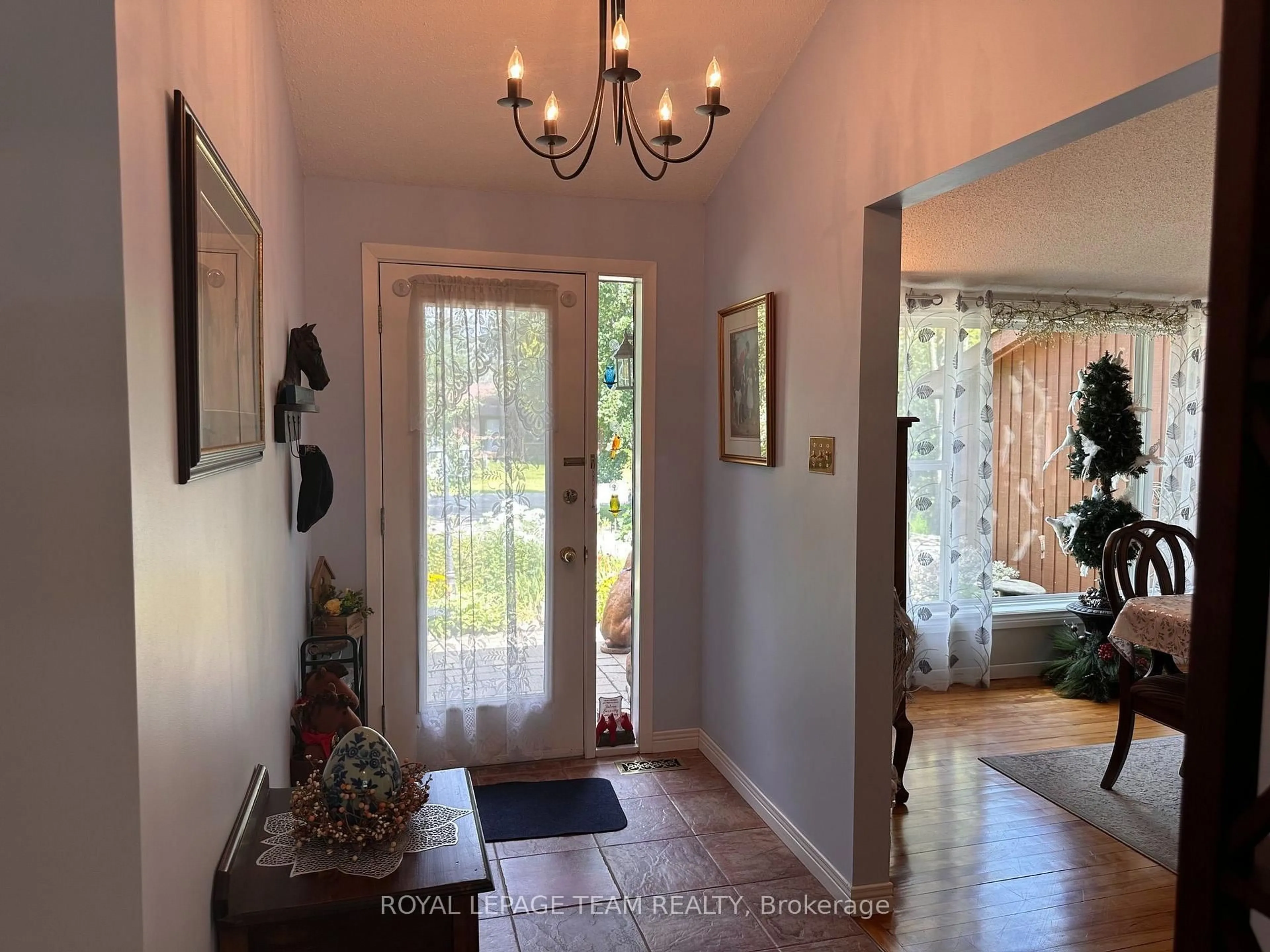Indoor entryway for 1663 CHRISTINA Cres, North Dundas Ontario K0E 1S0