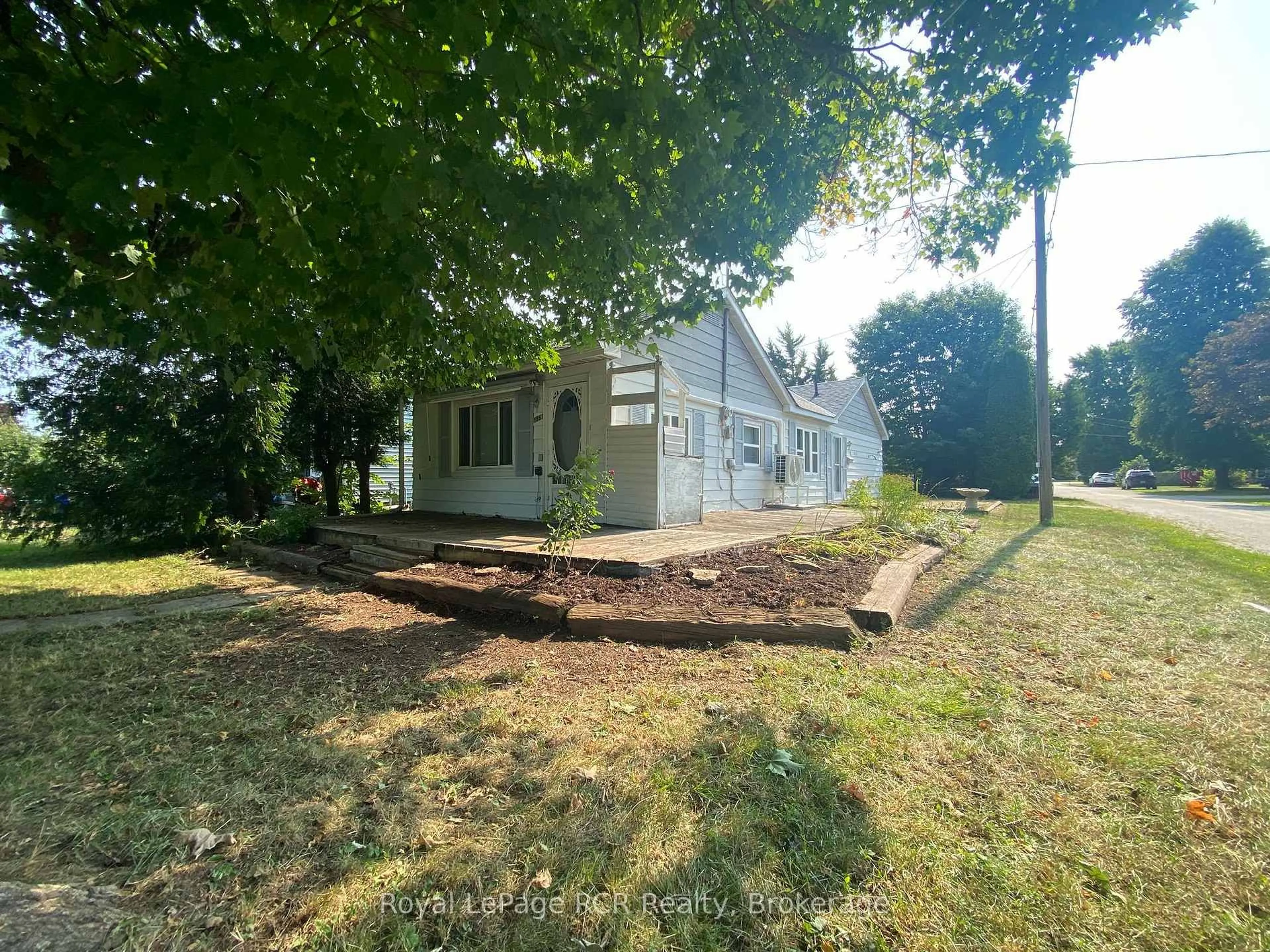 A pic from outside/outdoor area/front of a property/back of a property/a pic from drone, unknown for 1851 5th Ave, Owen Sound Ontario N4K 2S6