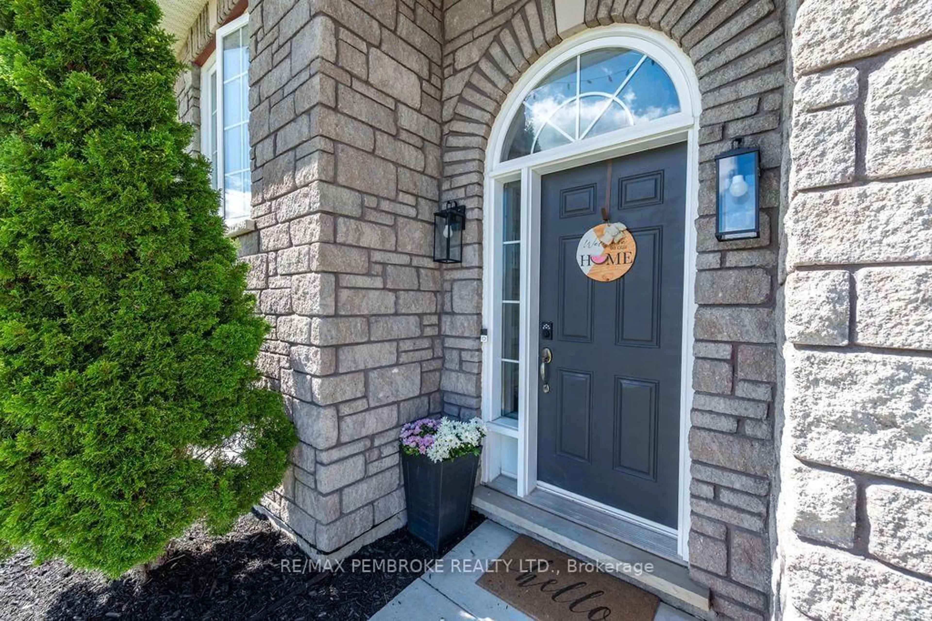 Indoor entryway for 1028 Limestone Tr, Petawawa Ontario K8H 0A6