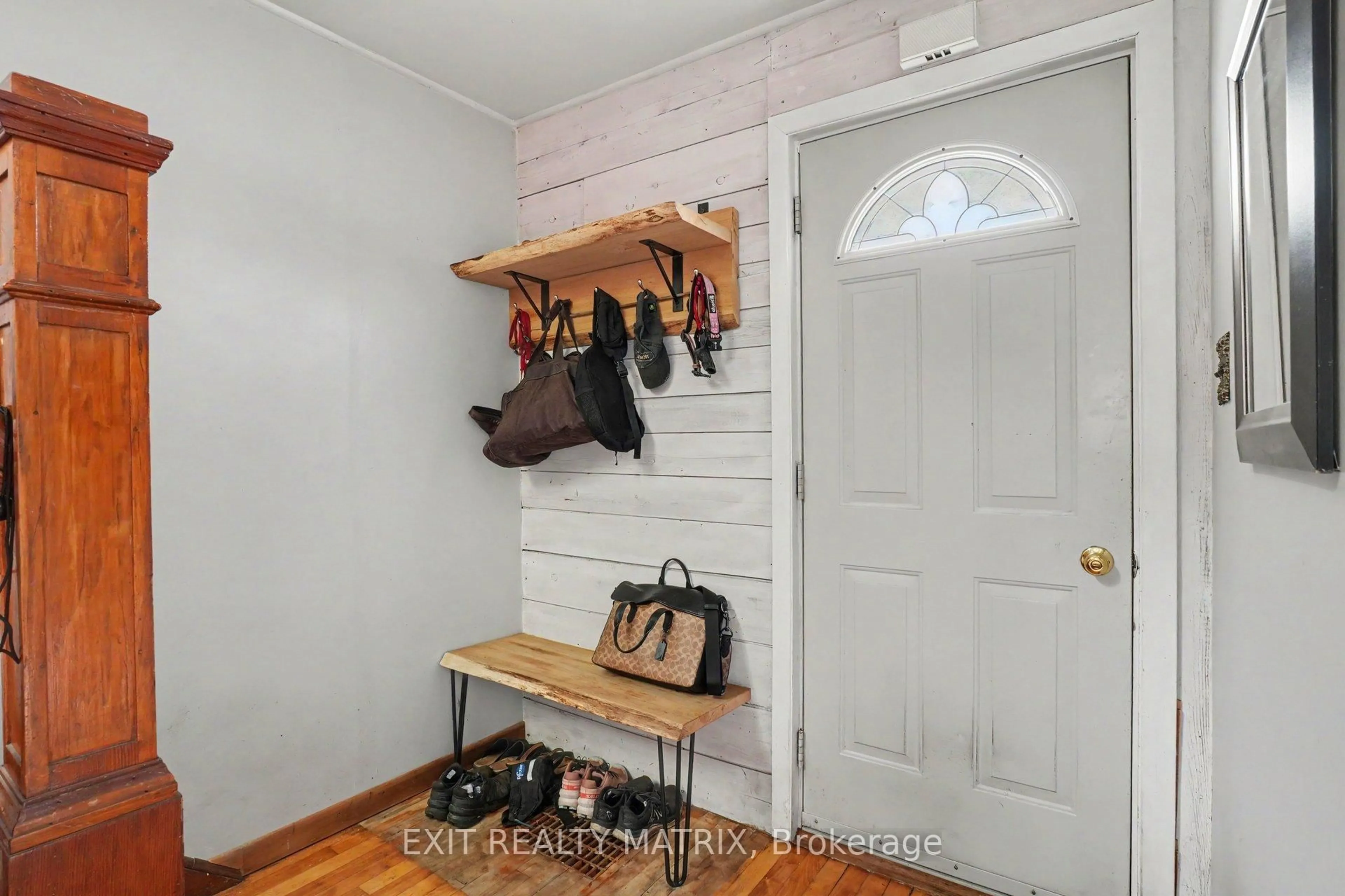 Indoor entryway for 307 West St, Hawkesbury Ontario K6A 2P8