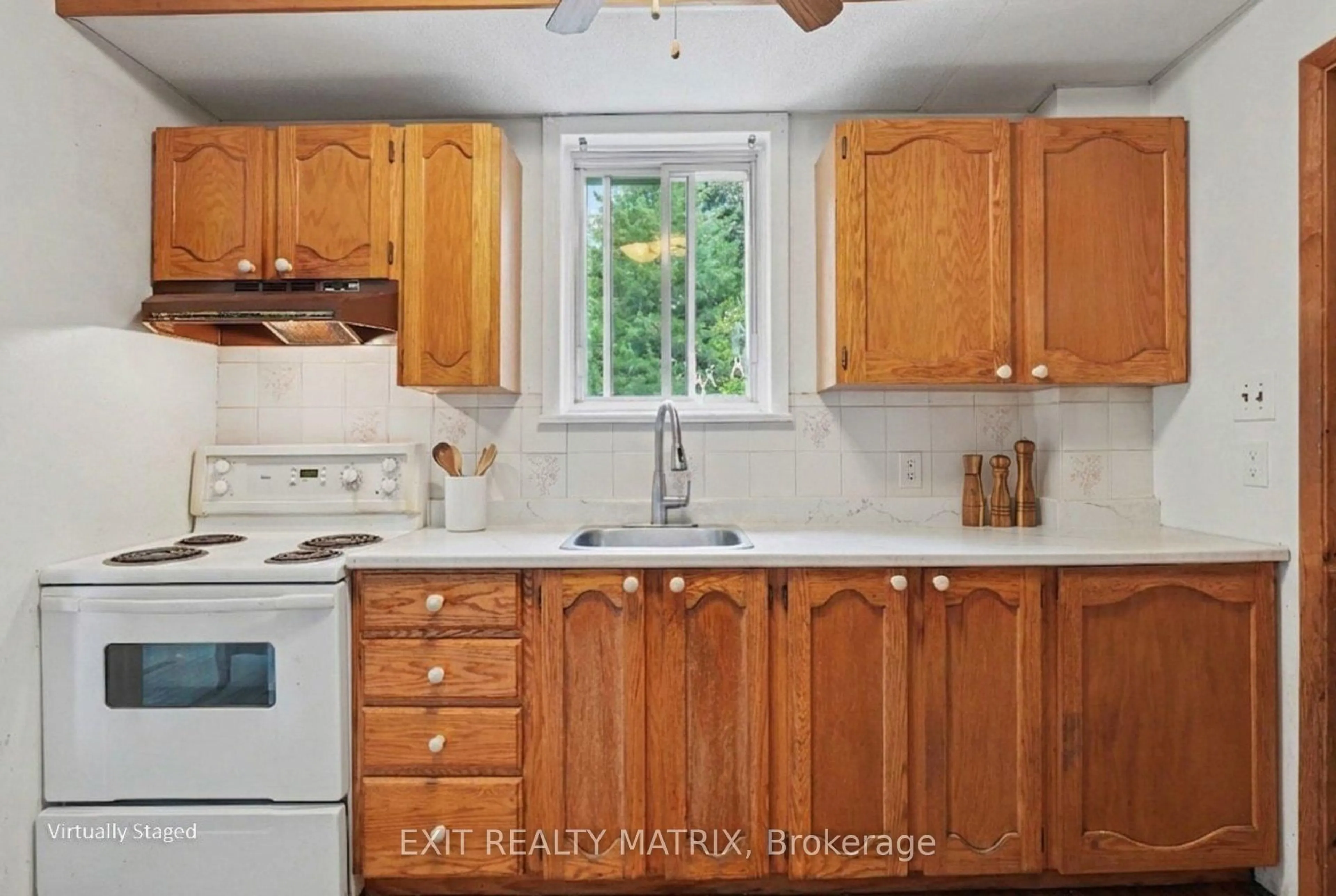 Standard kitchen, unknown for 307 West St, Hawkesbury Ontario K6A 2P8