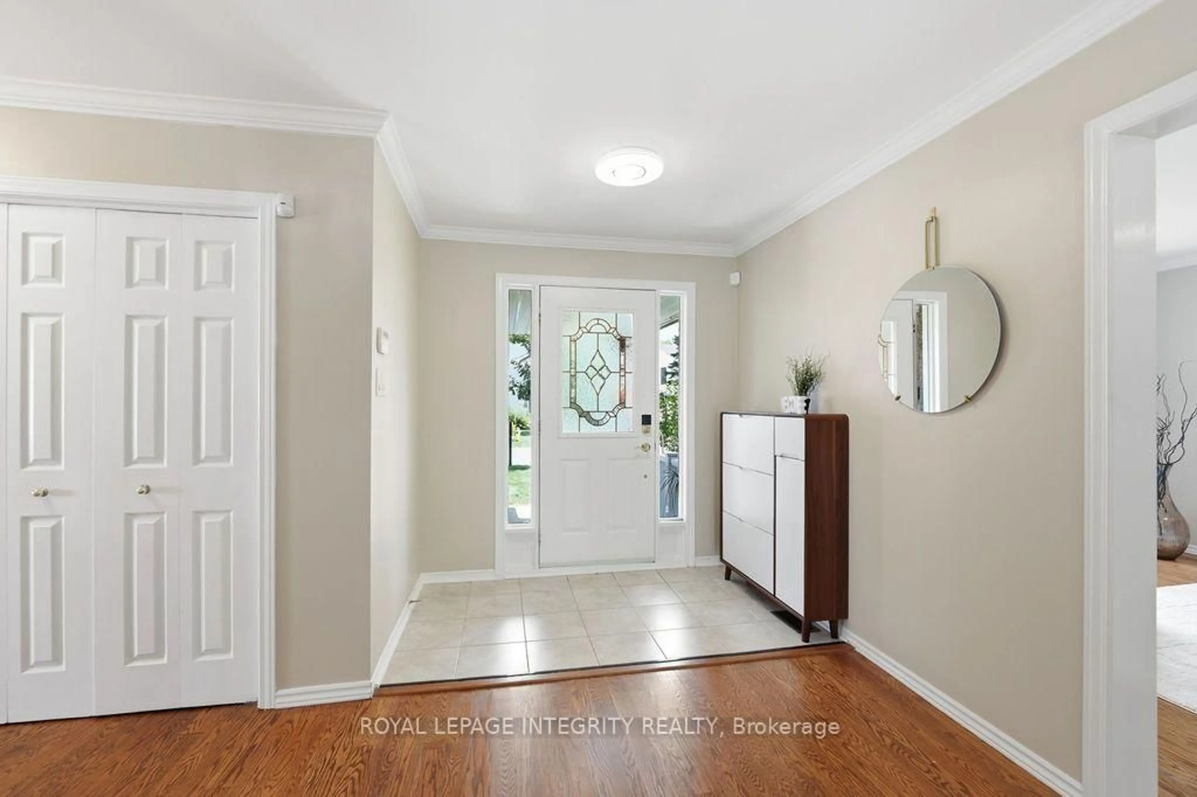 Indoor entryway for 39 Beamish Cres, Ottawa Ontario K2K 2R7