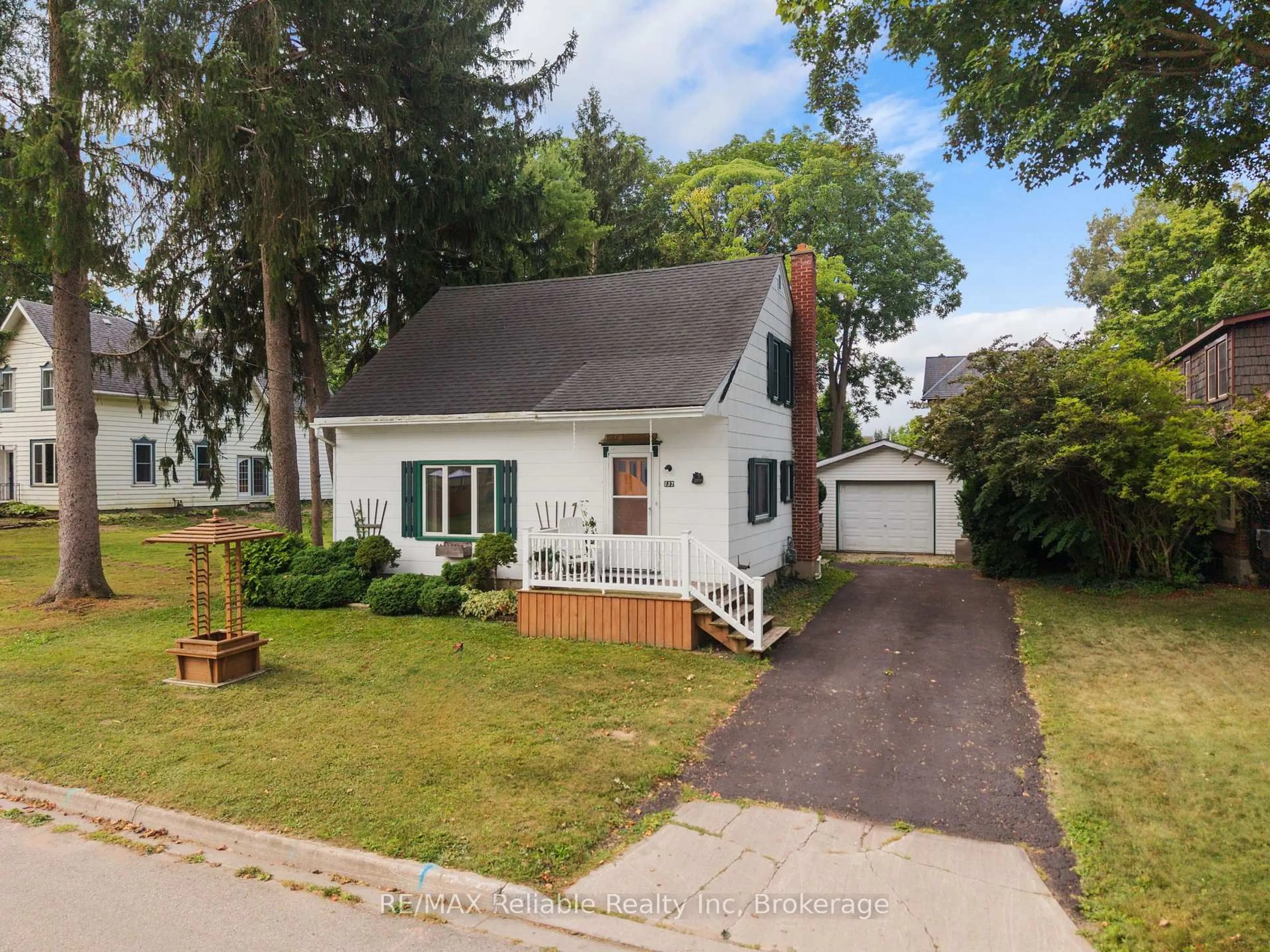 Home with vinyl exterior material, street for 137 James St, Huron East Ontario N0K 1W0