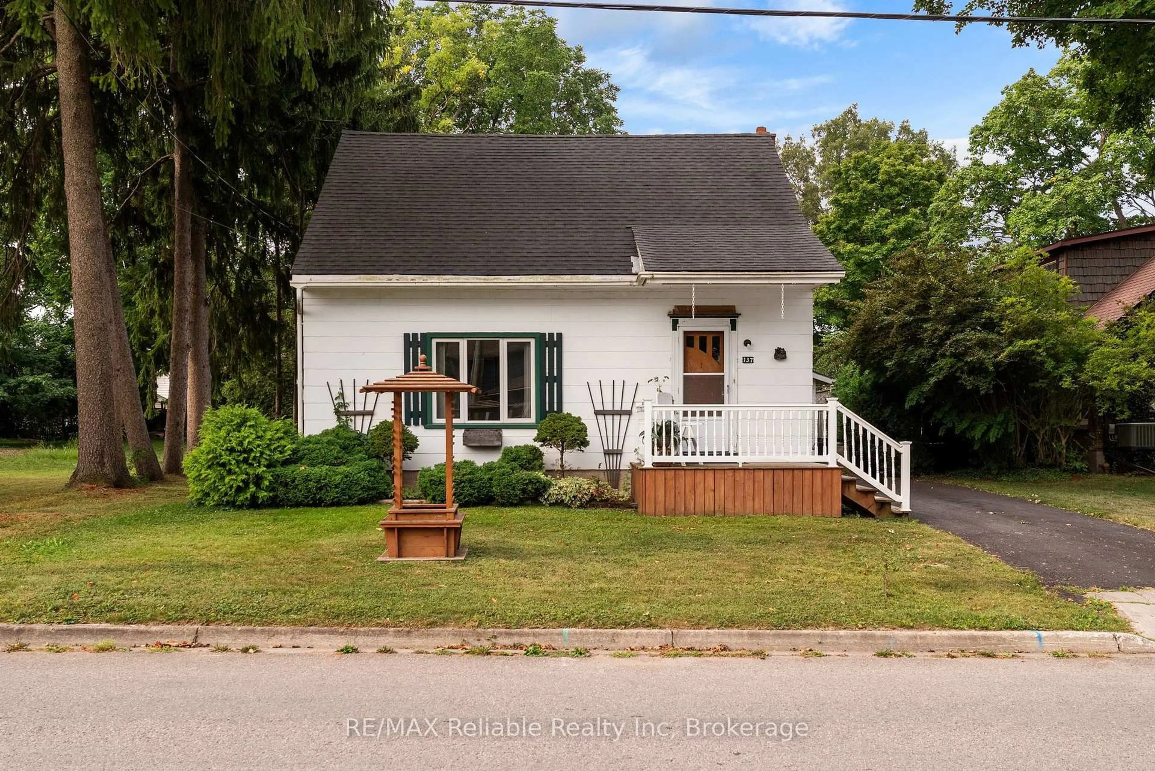 Unknown for 137 James St, Huron East Ontario N0K 1W0