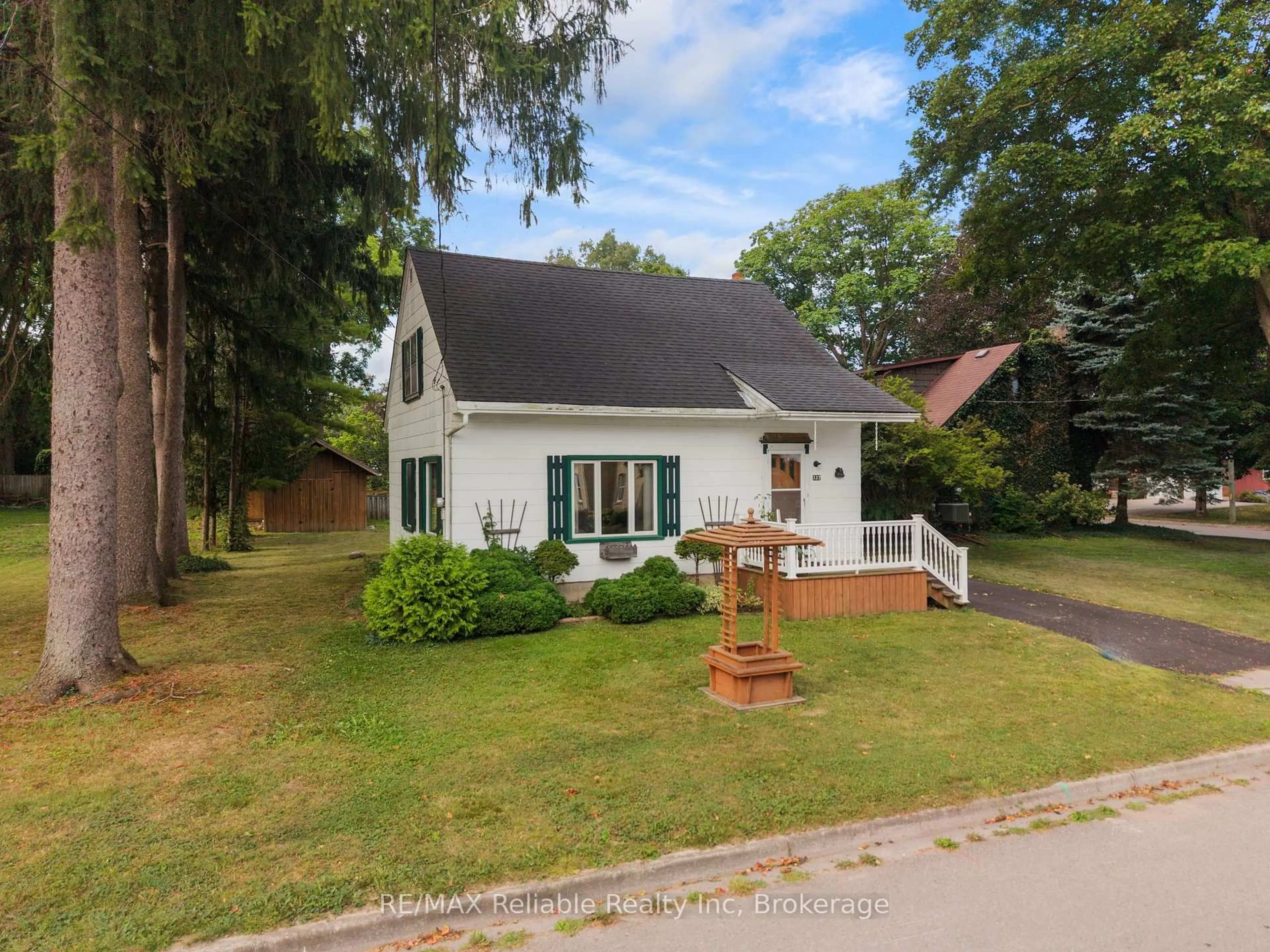 A pic from outside/outdoor area/front of a property/back of a property/a pic from drone, street for 137 James St, Huron East Ontario N0K 1W0