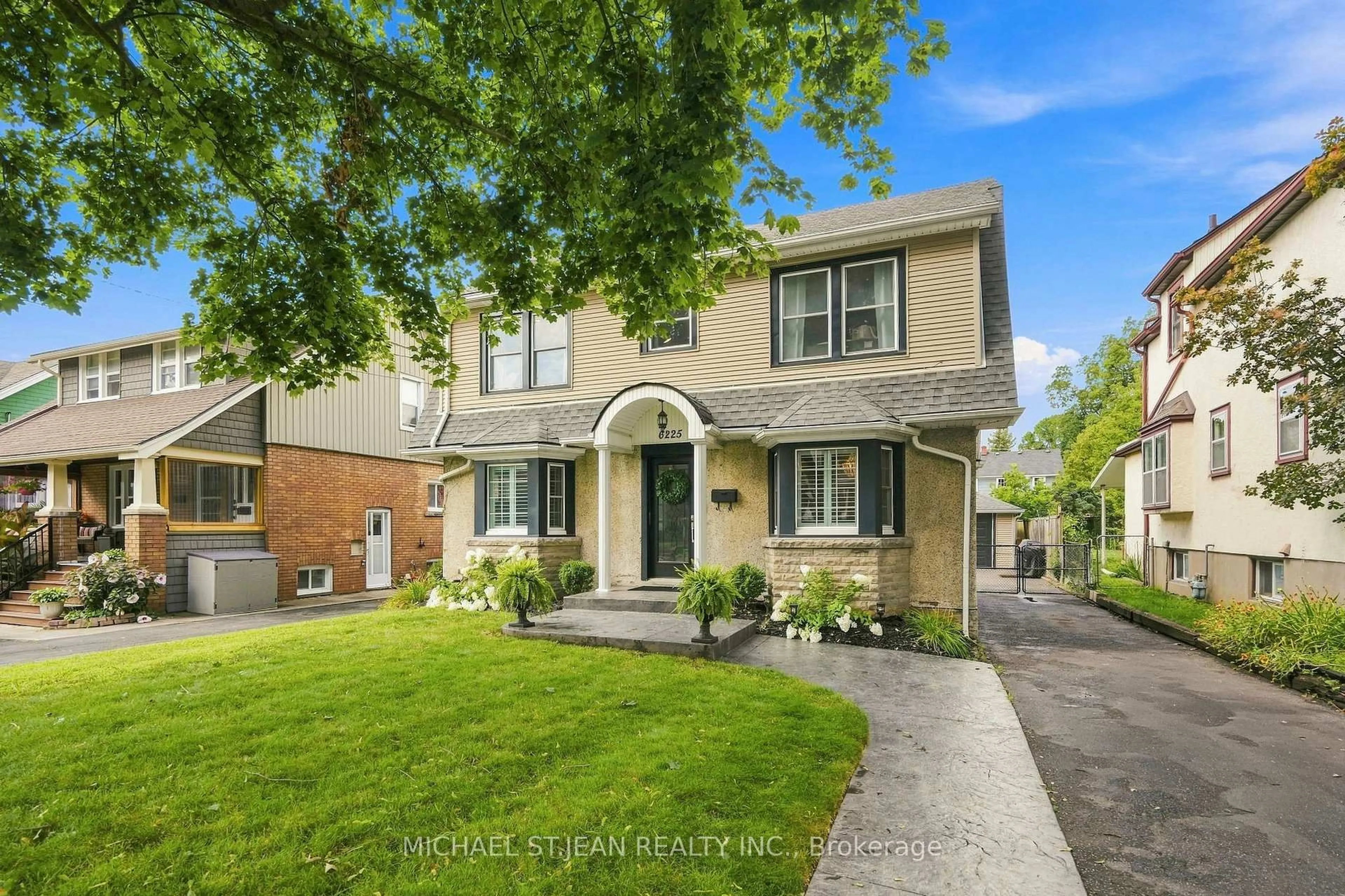 Home with brick exterior material, street for 6225 Dawlish Ave, Niagara Falls Ontario L2G 4J7