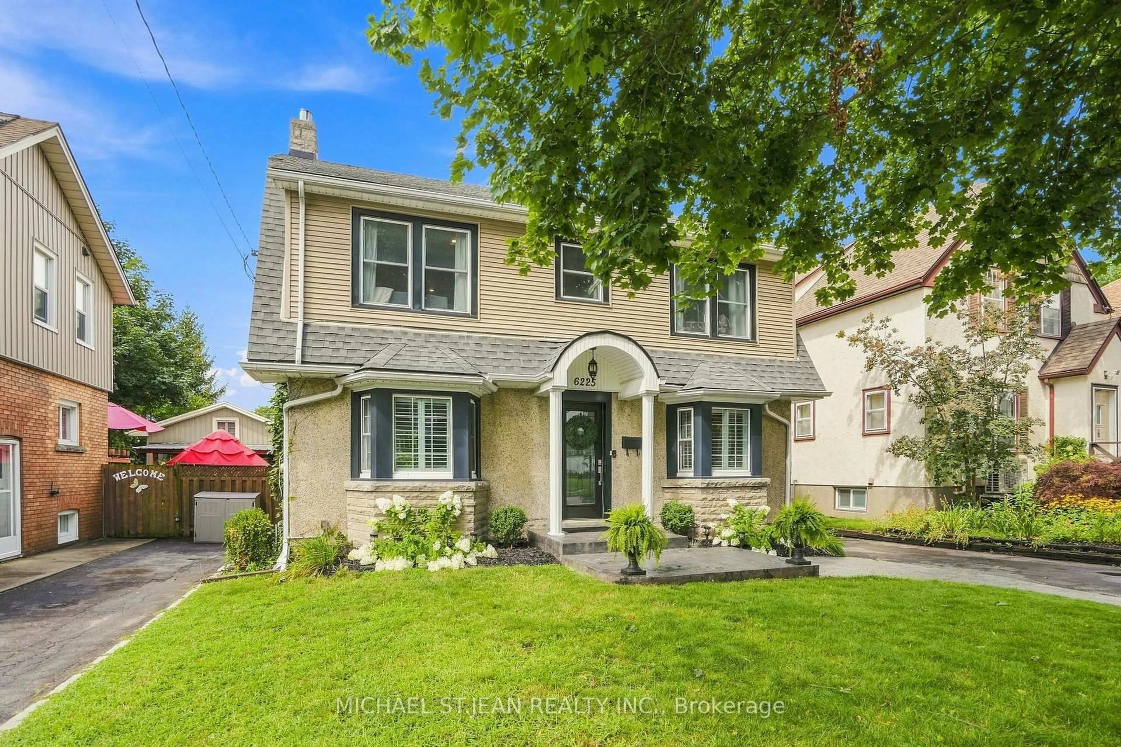 Home with vinyl exterior material, street for 6225 Dawlish Ave, Niagara Falls Ontario L2G 4J7