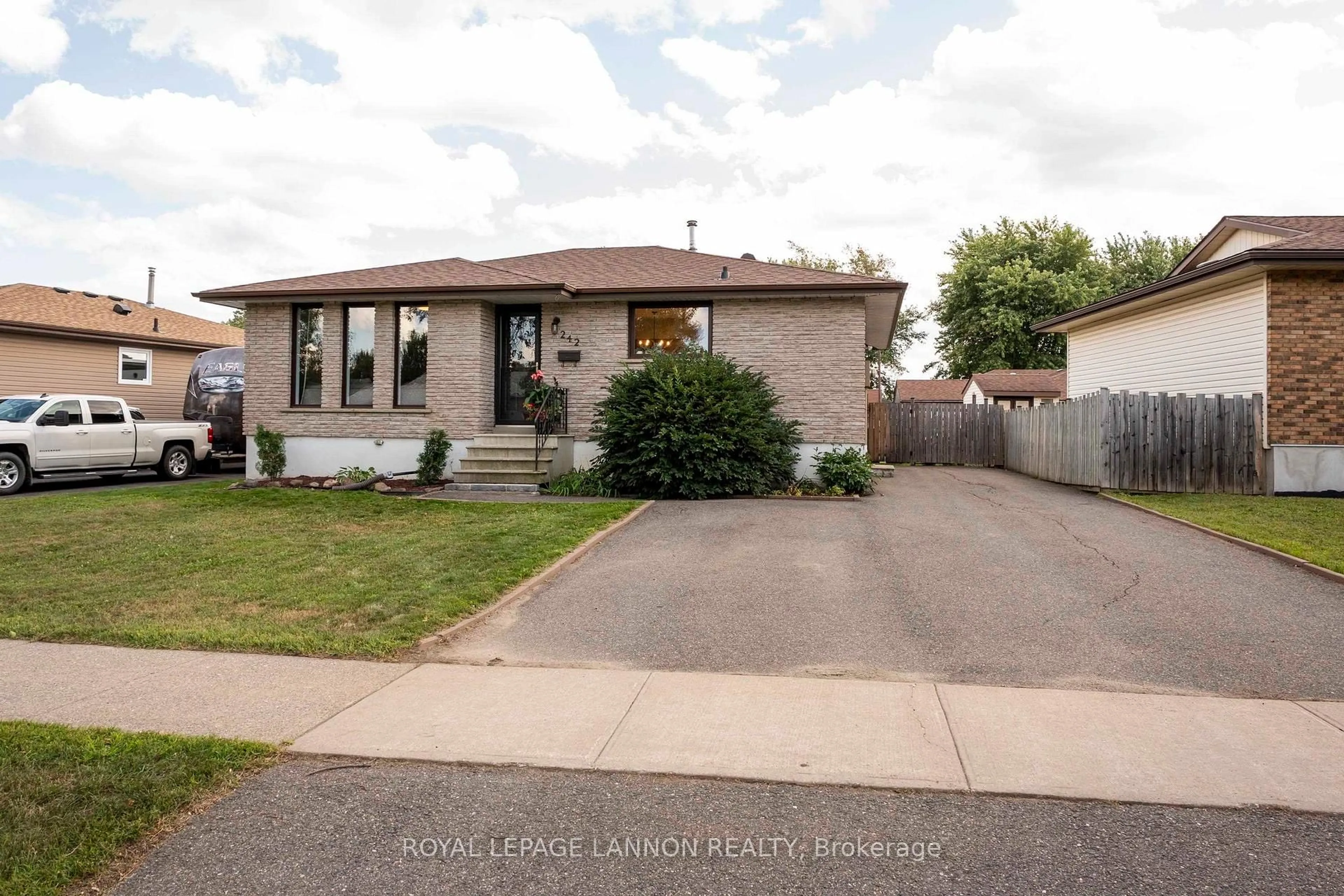 Unknown for 242 Fanshaw St., Thunder Bay Ontario P7C 5V1